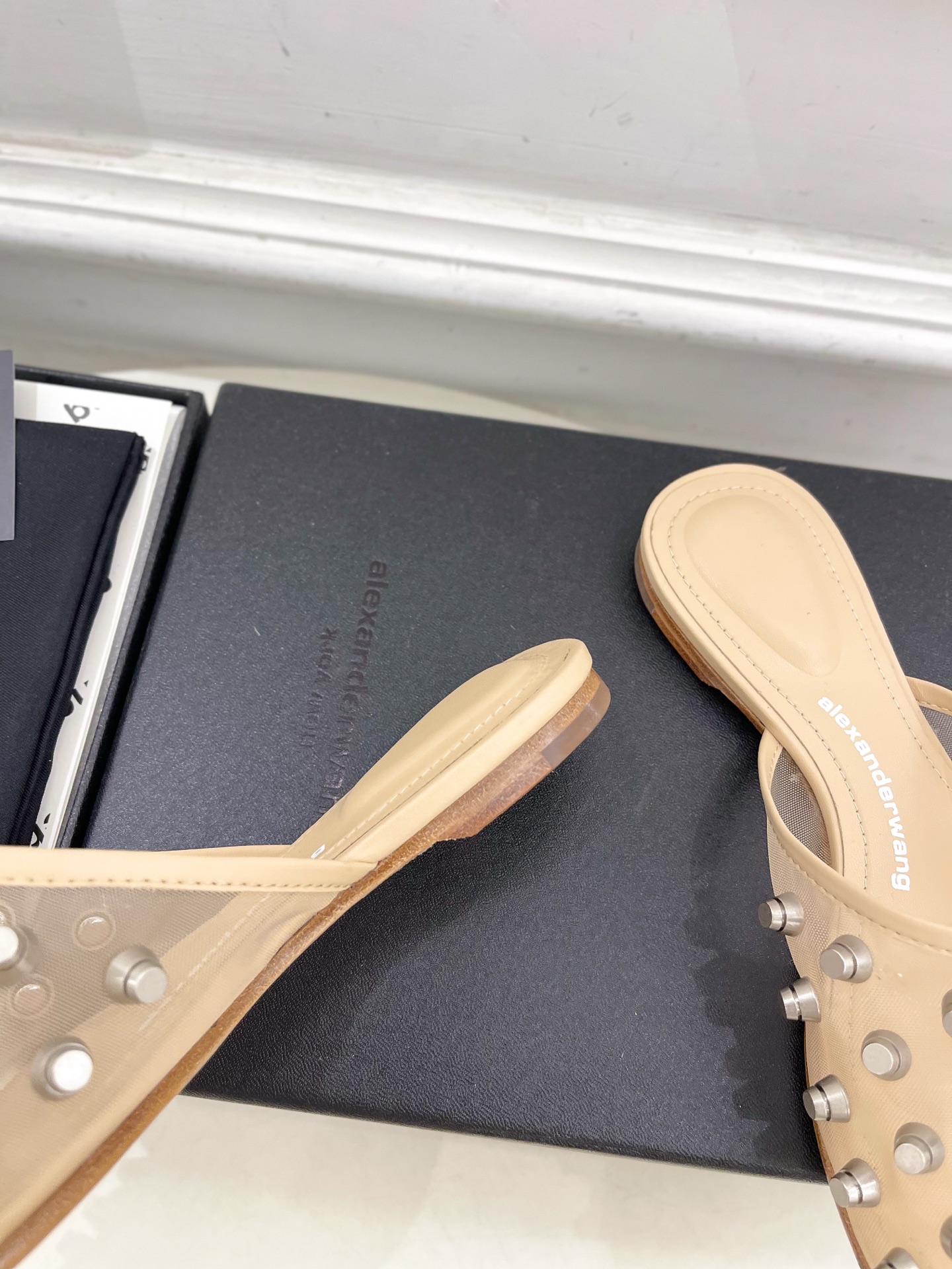 Alexander wang 亚力山•大王

2025春夏新品  大王鉚钉网面包头穆勒拖鞋
——————