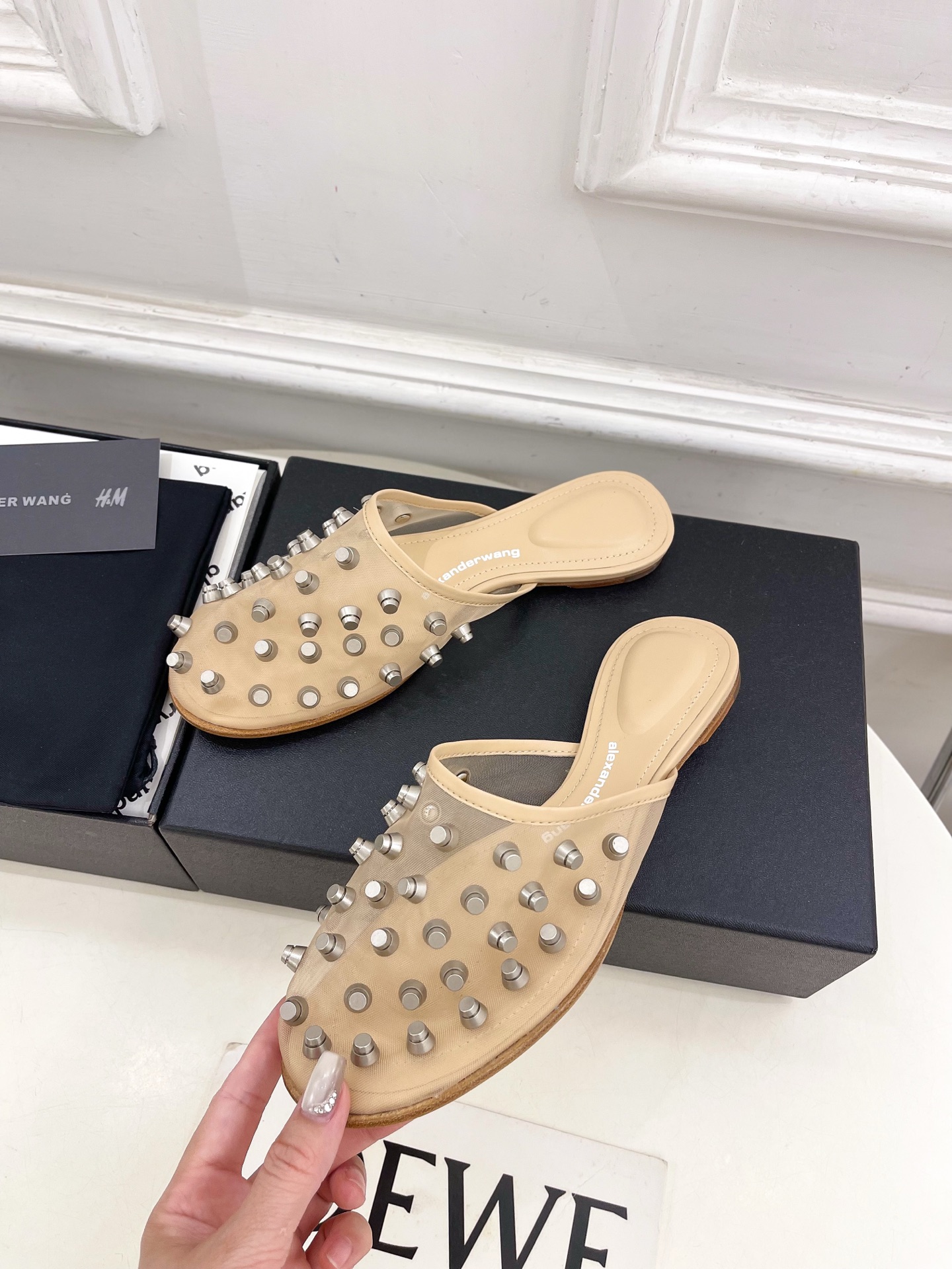Alexander wang 亚力山•大王

2025春夏新品  大王鉚钉网面包头穆勒拖鞋
——————