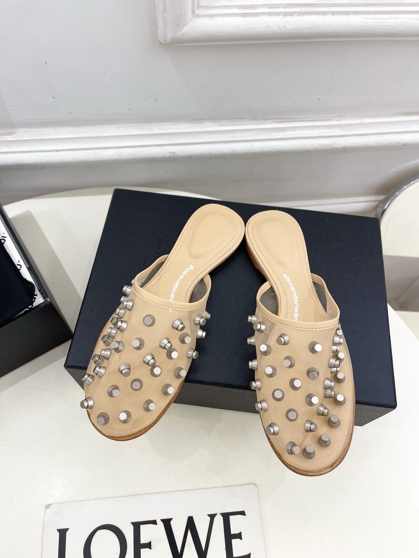 Alexander wang 亚力山•大王

2025春夏新品  大王鉚钉网面包头穆勒拖鞋
——————