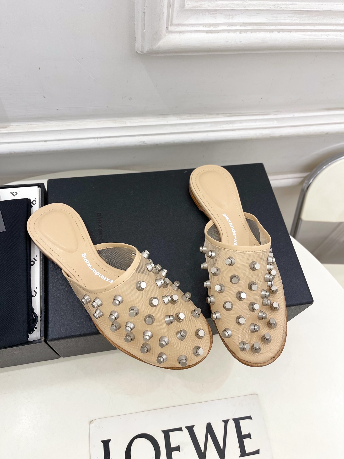 Alexander wang 亚力山•大王

2025春夏新品  大王鉚钉网面包头穆勒拖鞋
——————