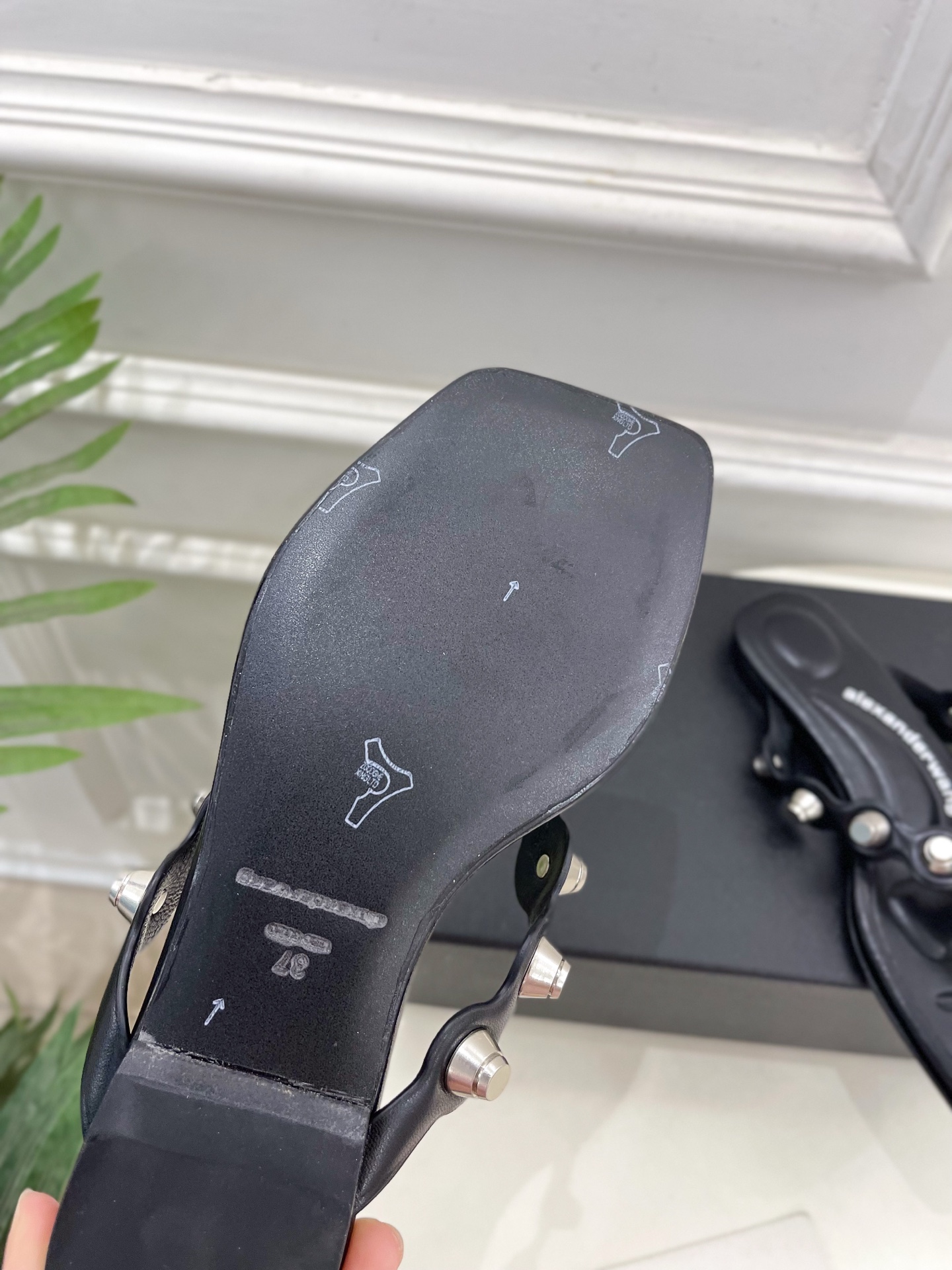 Alexander wang 亚力山•大王

2025春夏新品  大王riot 罗马角斗士方头鉚钉夹脚拖
