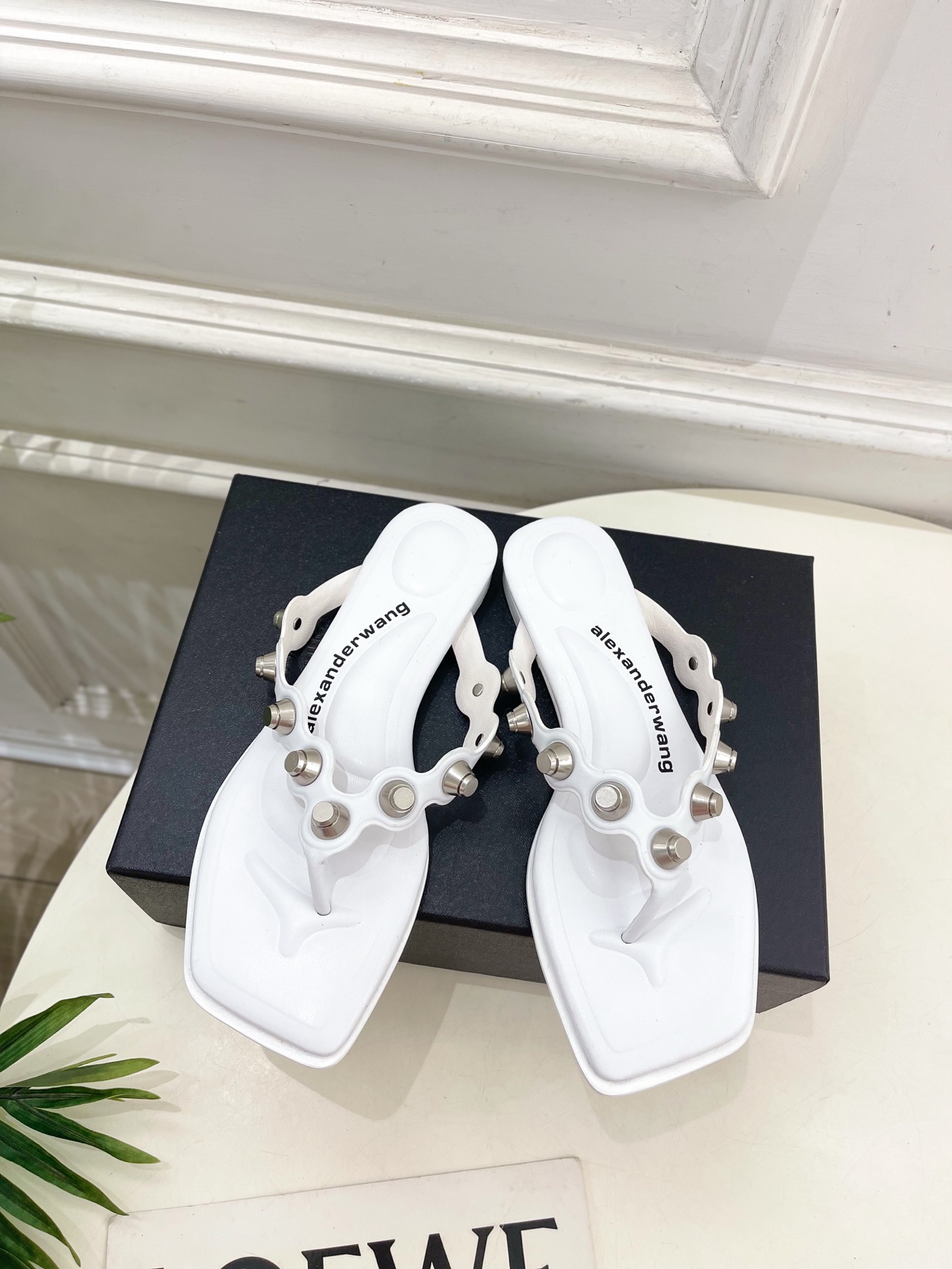 Alexander wang 亚力山•大王

2025春夏新品  大王riot 罗马角斗士方头鉚钉夹脚拖