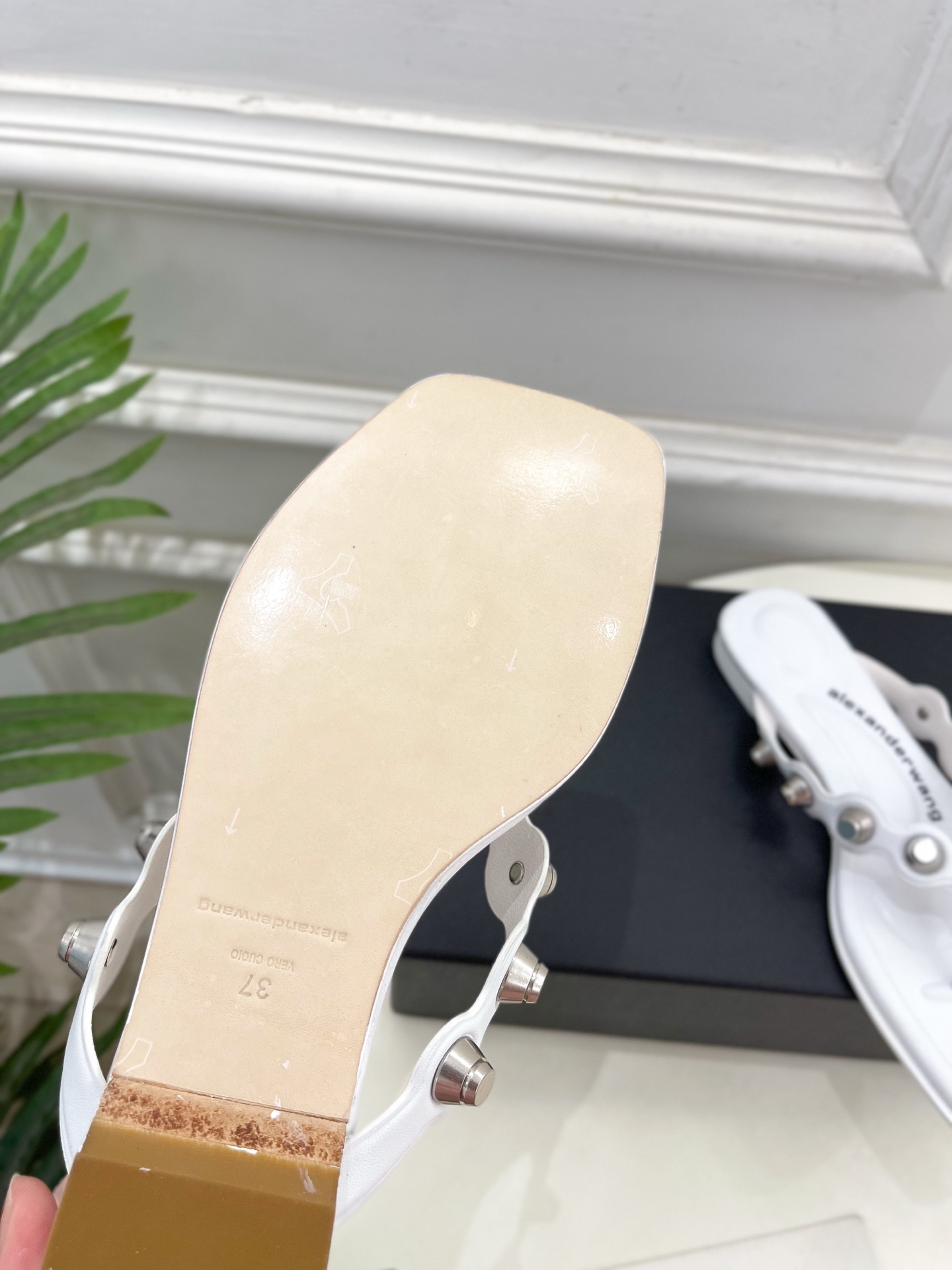 Alexander wang 亚力山•大王

2025春夏新品  大王riot 罗马角斗士方头鉚钉夹脚拖