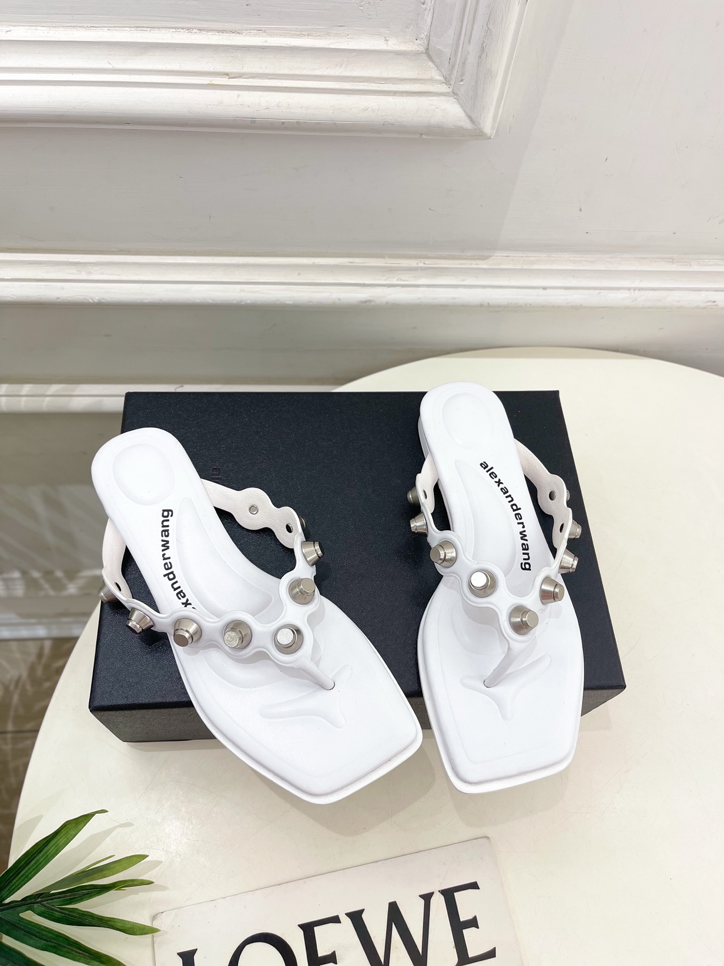 Alexander wang 亚力山•大王

2025春夏新品  大王riot 罗马角斗士方头鉚钉夹脚拖
