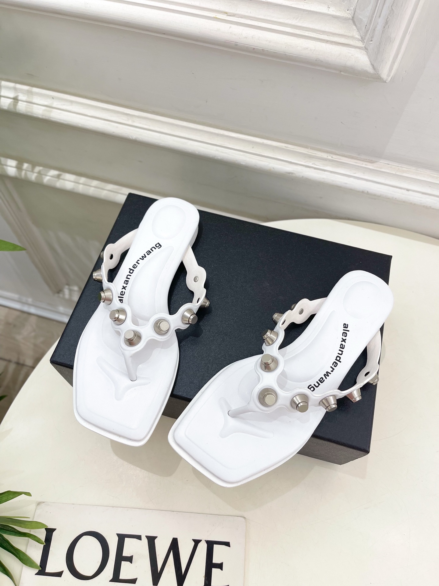 Alexander wang 亚力山•大王

2025春夏新品  大王riot 罗马角斗士方头鉚钉夹脚拖