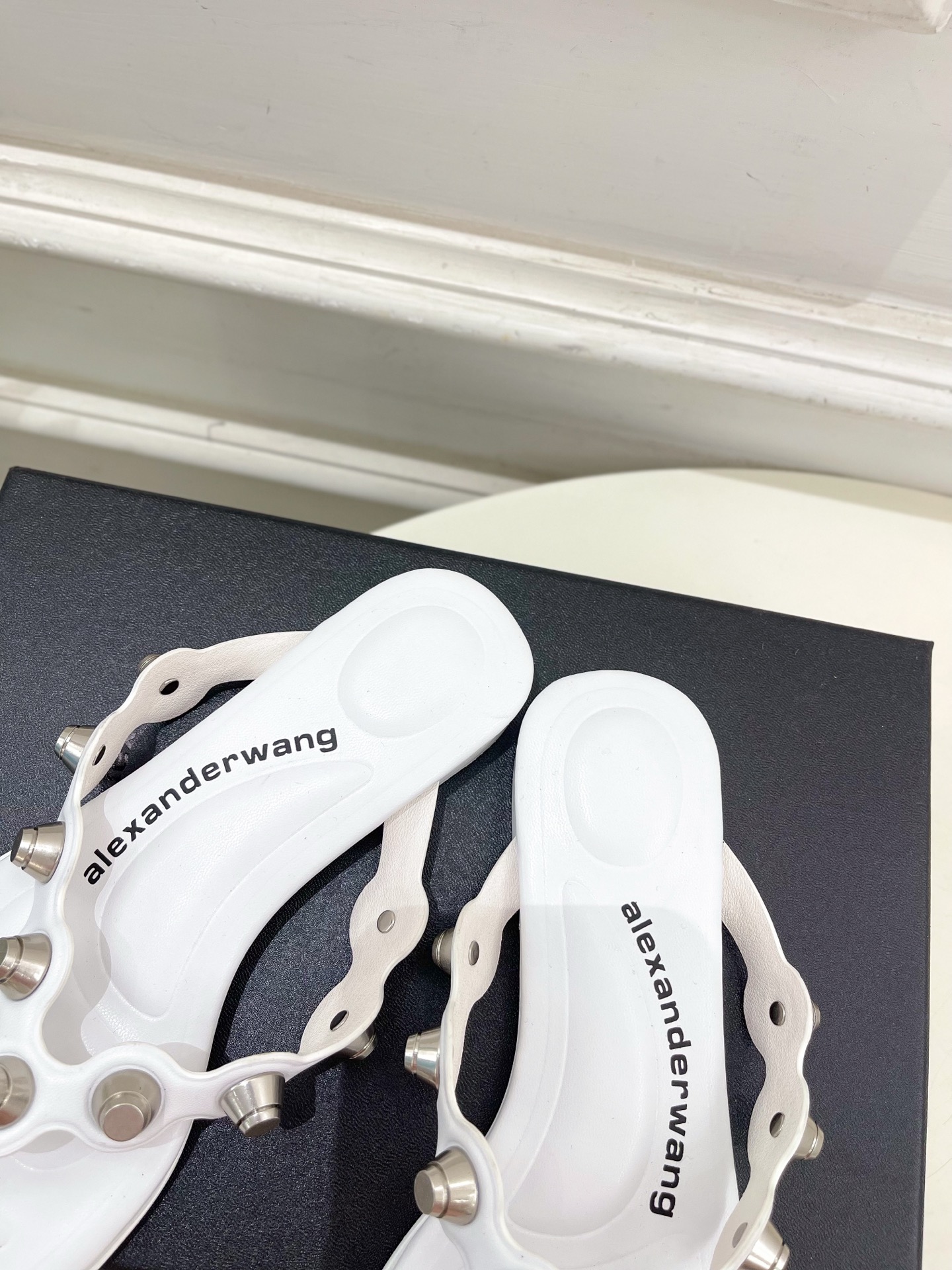 Alexander wang 亚力山•大王

2025春夏新品  大王riot 罗马角斗士方头鉚钉夹脚拖