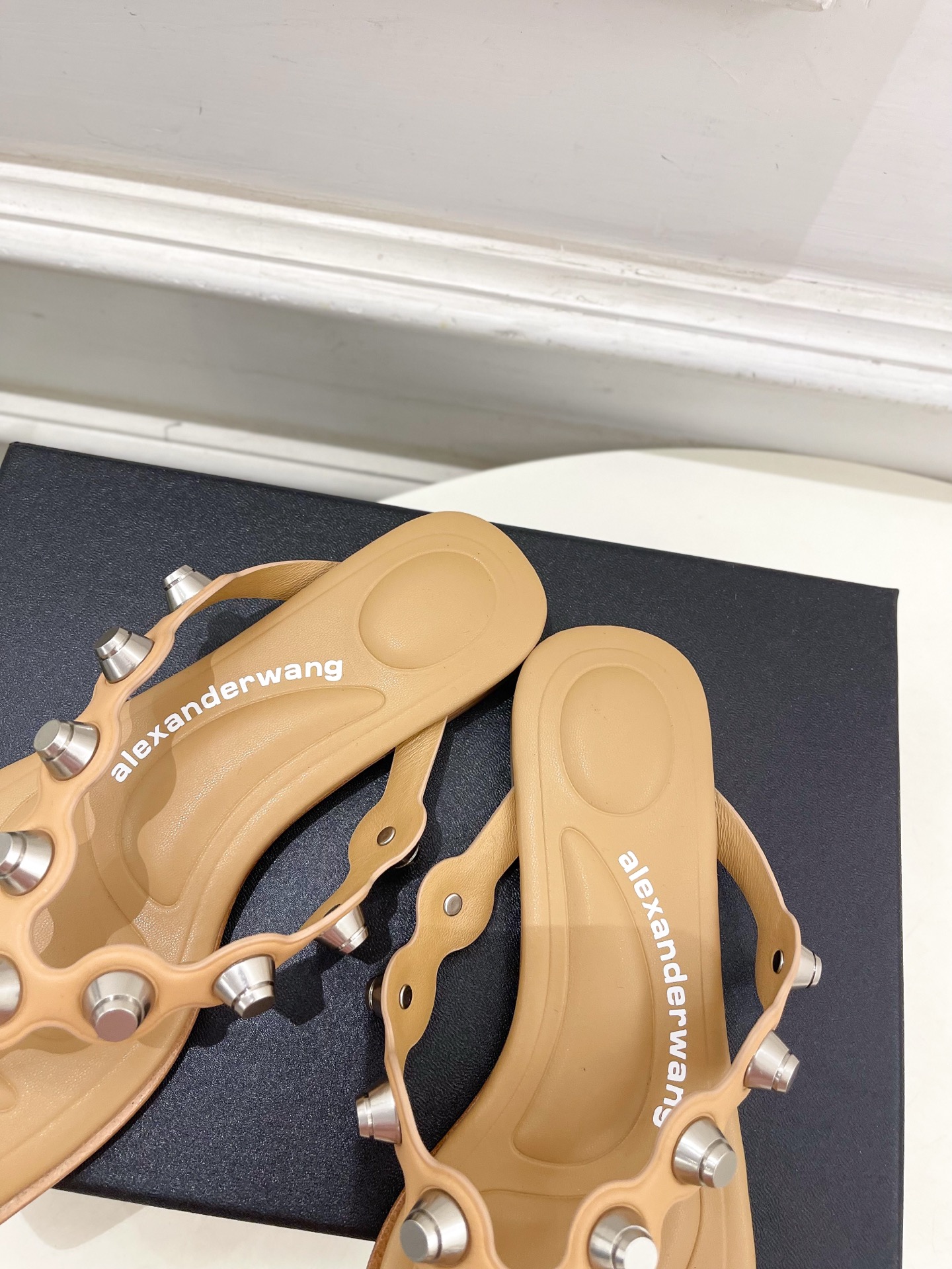 Alexander wang 亚力山•大王

2025春夏新品  大王riot 罗马角斗士方头鉚钉夹脚拖
