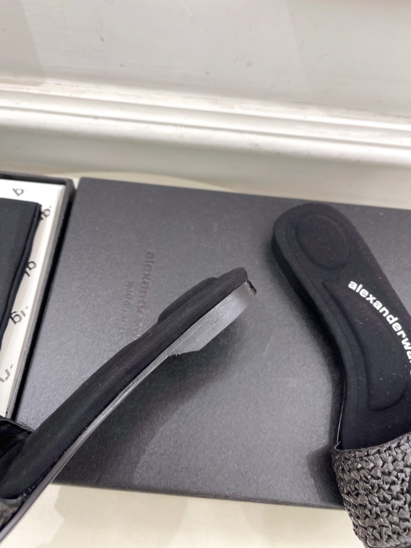 Alexander wang 亚力山•大王

2025春夏新品  大王方头编织懒人拖鞋
————————
