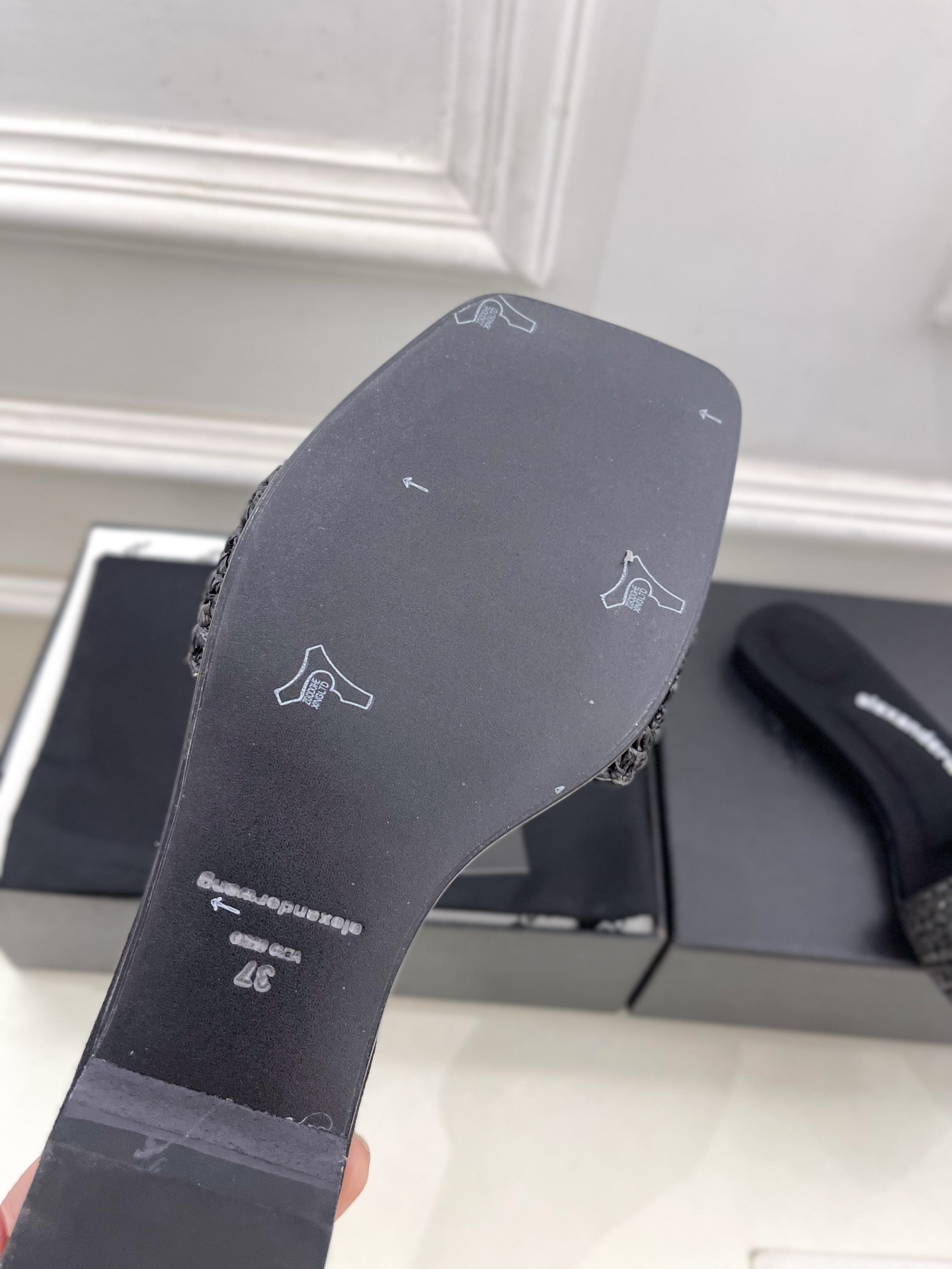 Alexander wang 亚力山•大王

2025春夏新品  大王方头编织懒人拖鞋
————————