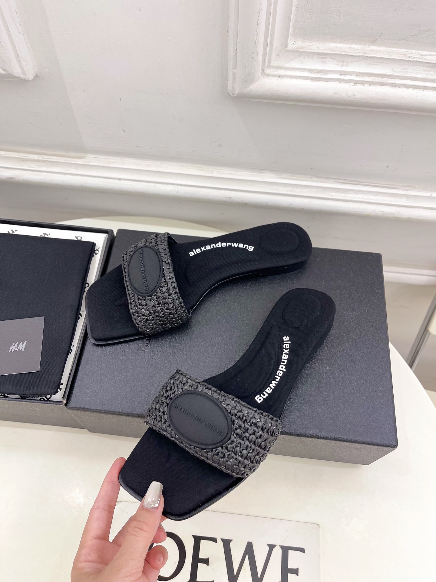 Alexander wang 亚力山•大王

2025春夏新品  大王方头编织懒人拖鞋
————————