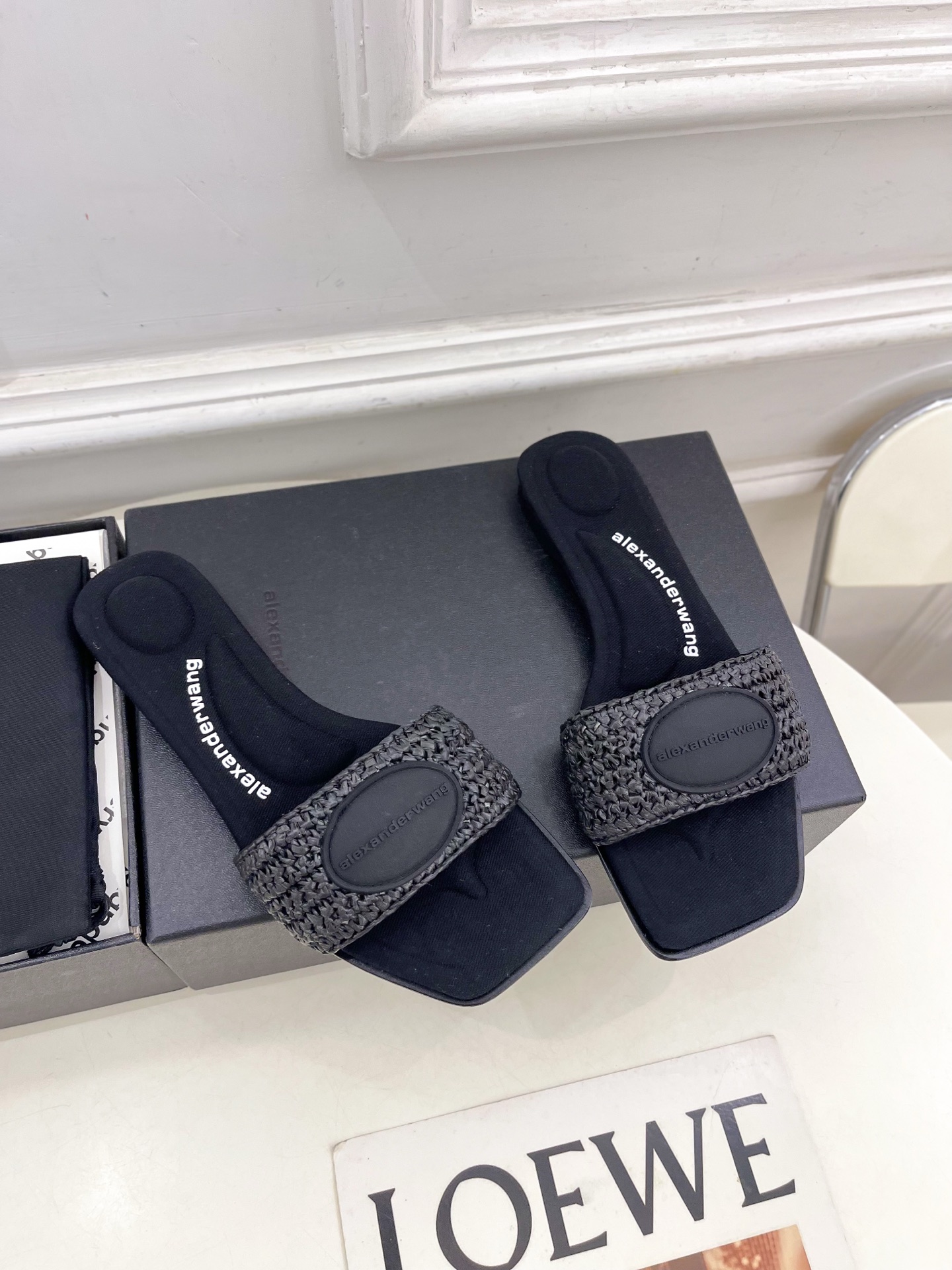 Alexander wang 亚力山•大王

2025春夏新品  大王方头编织懒人拖鞋
————————