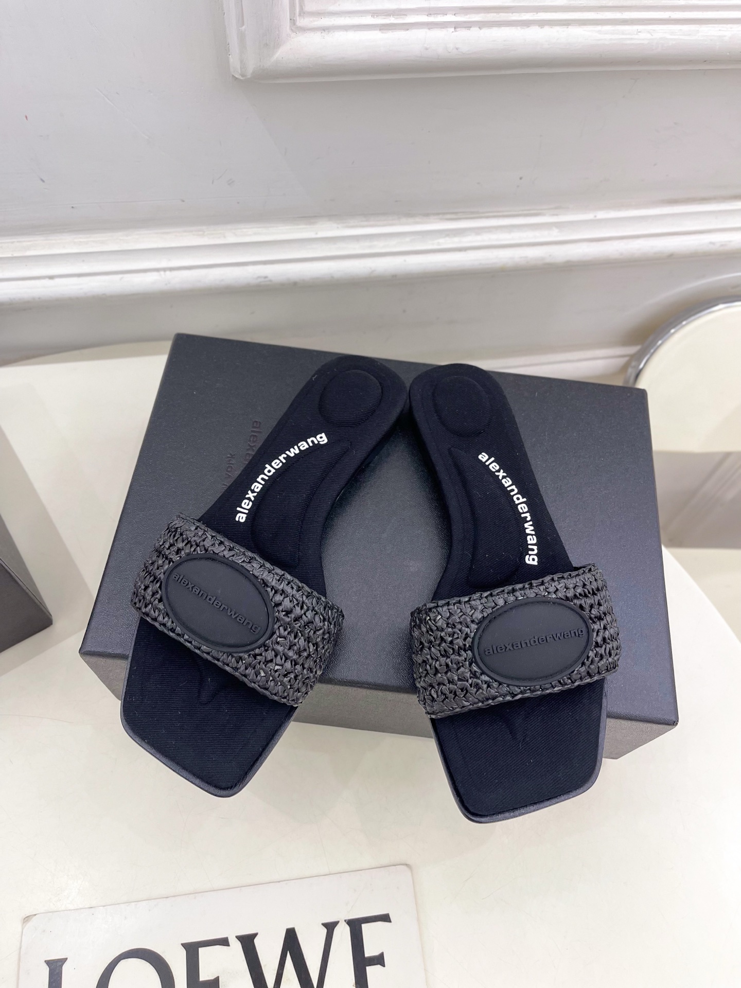 Alexander wang 亚力山•大王

2025春夏新品  大王方头编织懒人拖鞋
————————