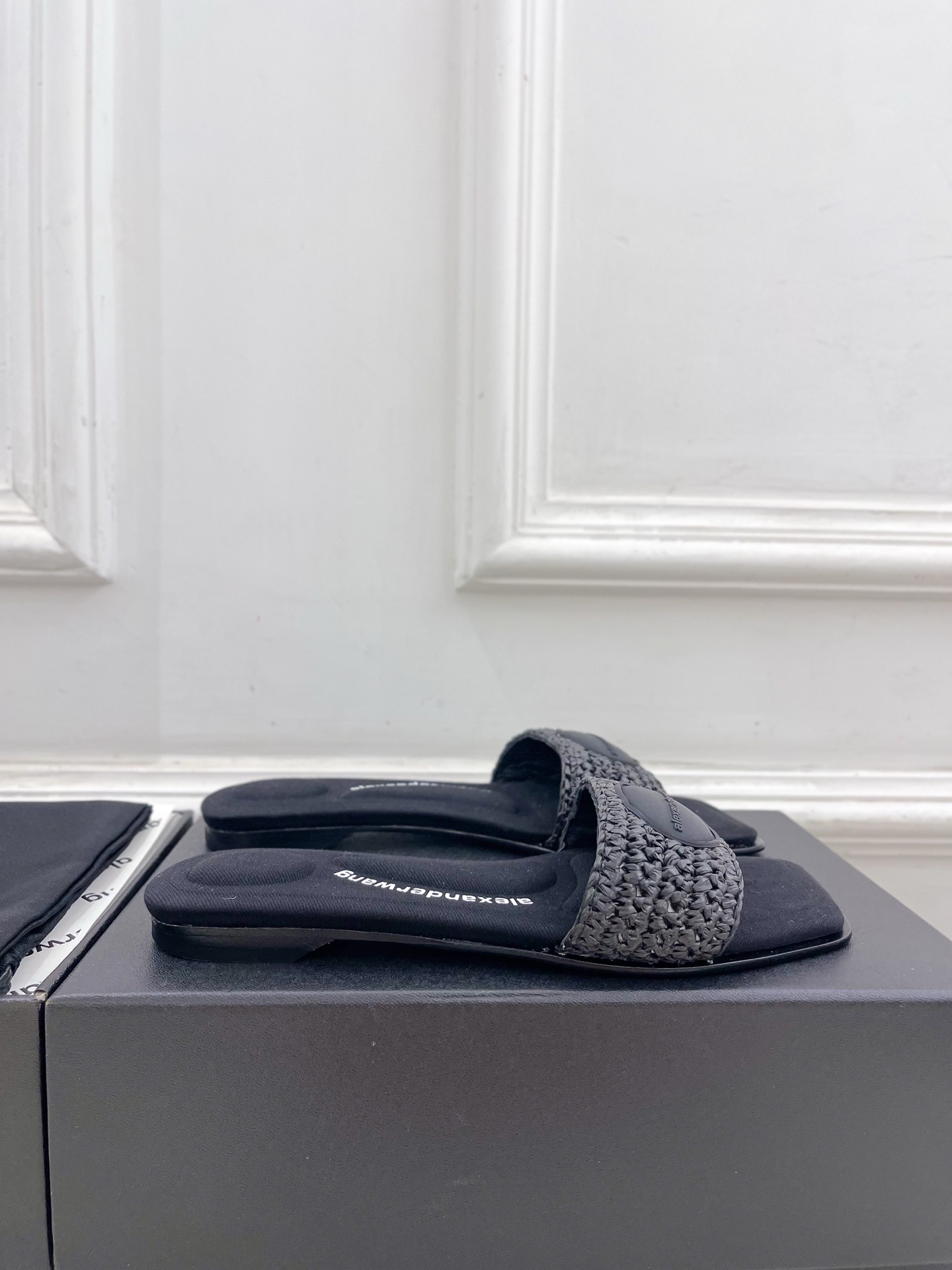 Alexander wang 亚力山•大王

2025春夏新品  大王方头编织懒人拖鞋
————————