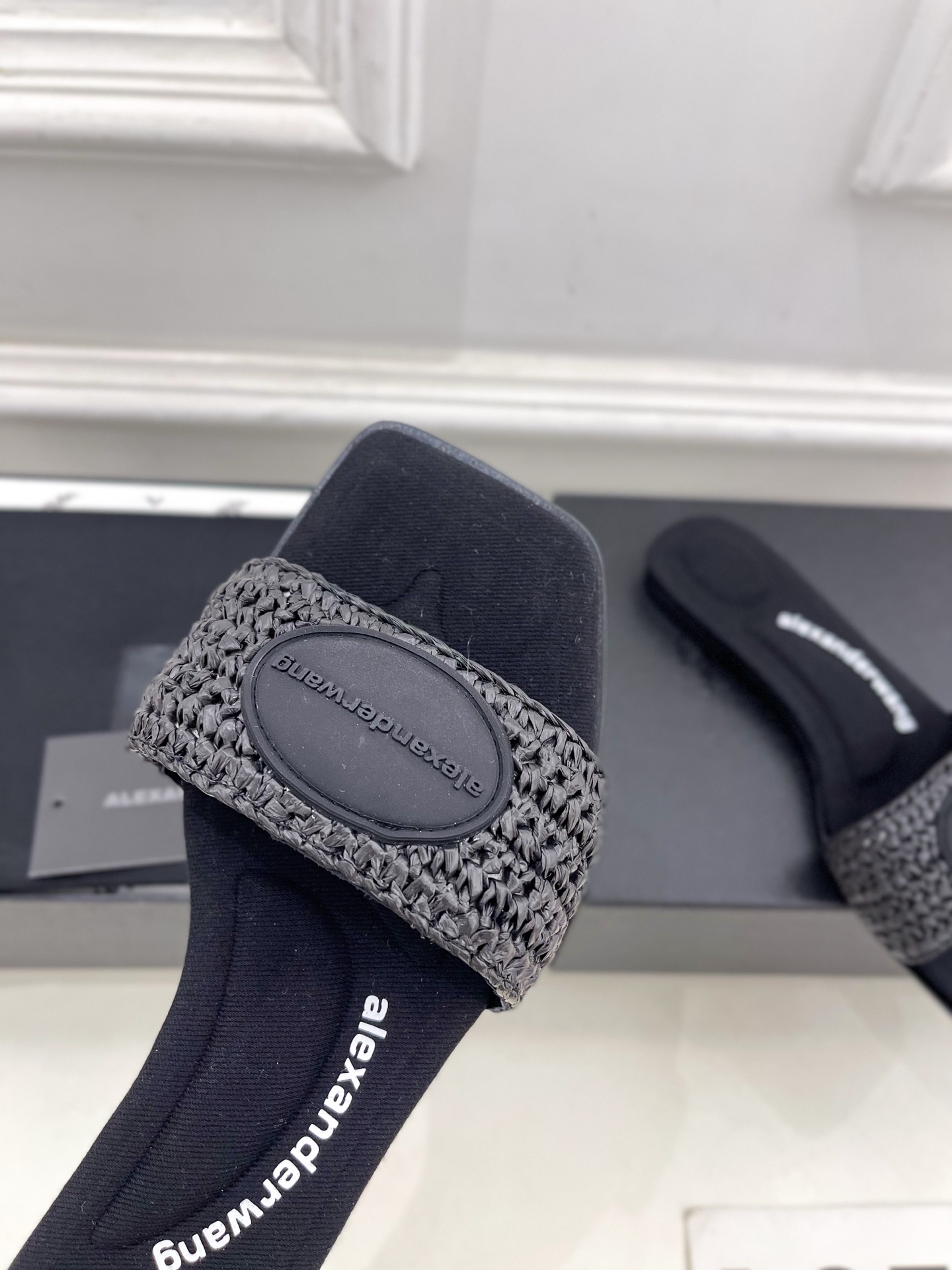 Alexander wang 亚力山•大王

2025春夏新品  大王方头编织懒人拖鞋
————————