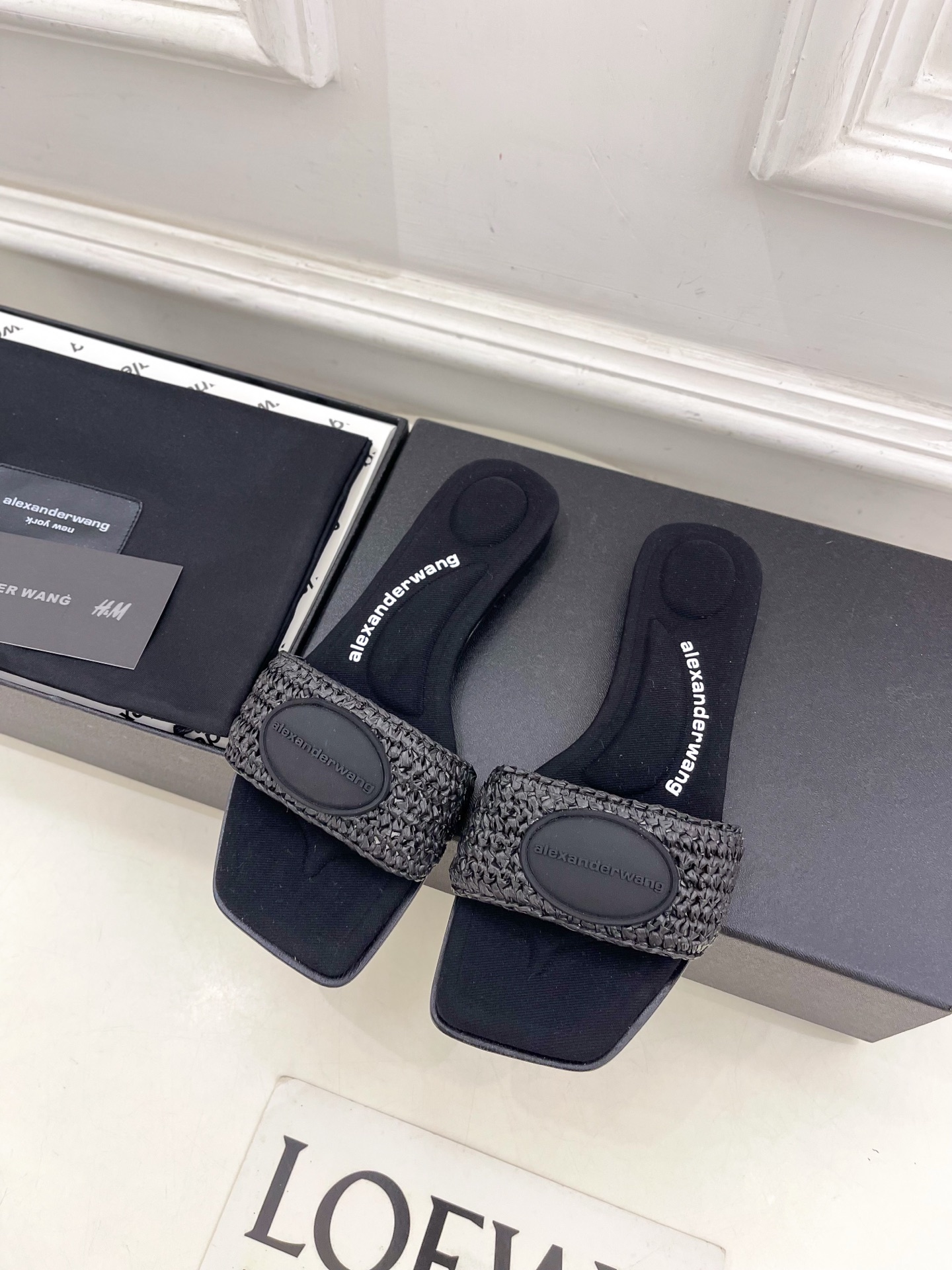 Alexander wang 亚力山•大王

2025春夏新品  大王方头编织懒人拖鞋
————————