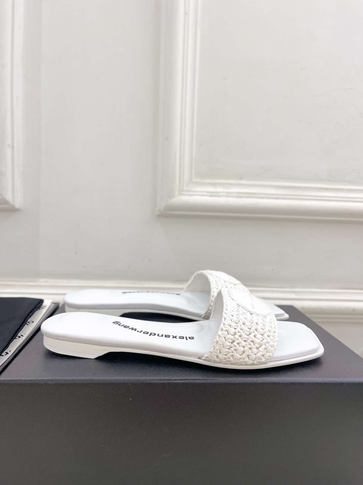 Alexander wang 亚力山•大王

2025春夏新品  大王方头编织懒人拖鞋
————————