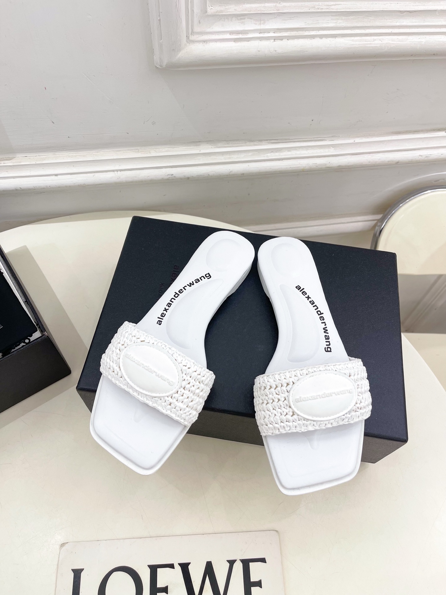 Alexander wang 亚力山•大王

2025春夏新品  大王方头编织懒人拖鞋
————————