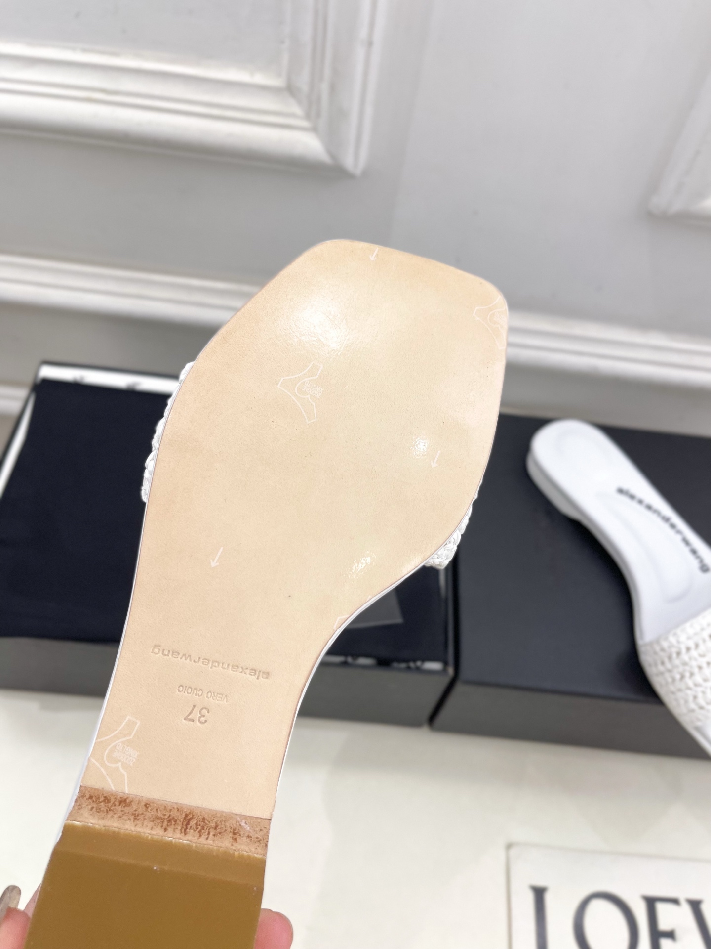 Alexander wang 亚力山•大王

2025春夏新品  大王方头编织懒人拖鞋
————————