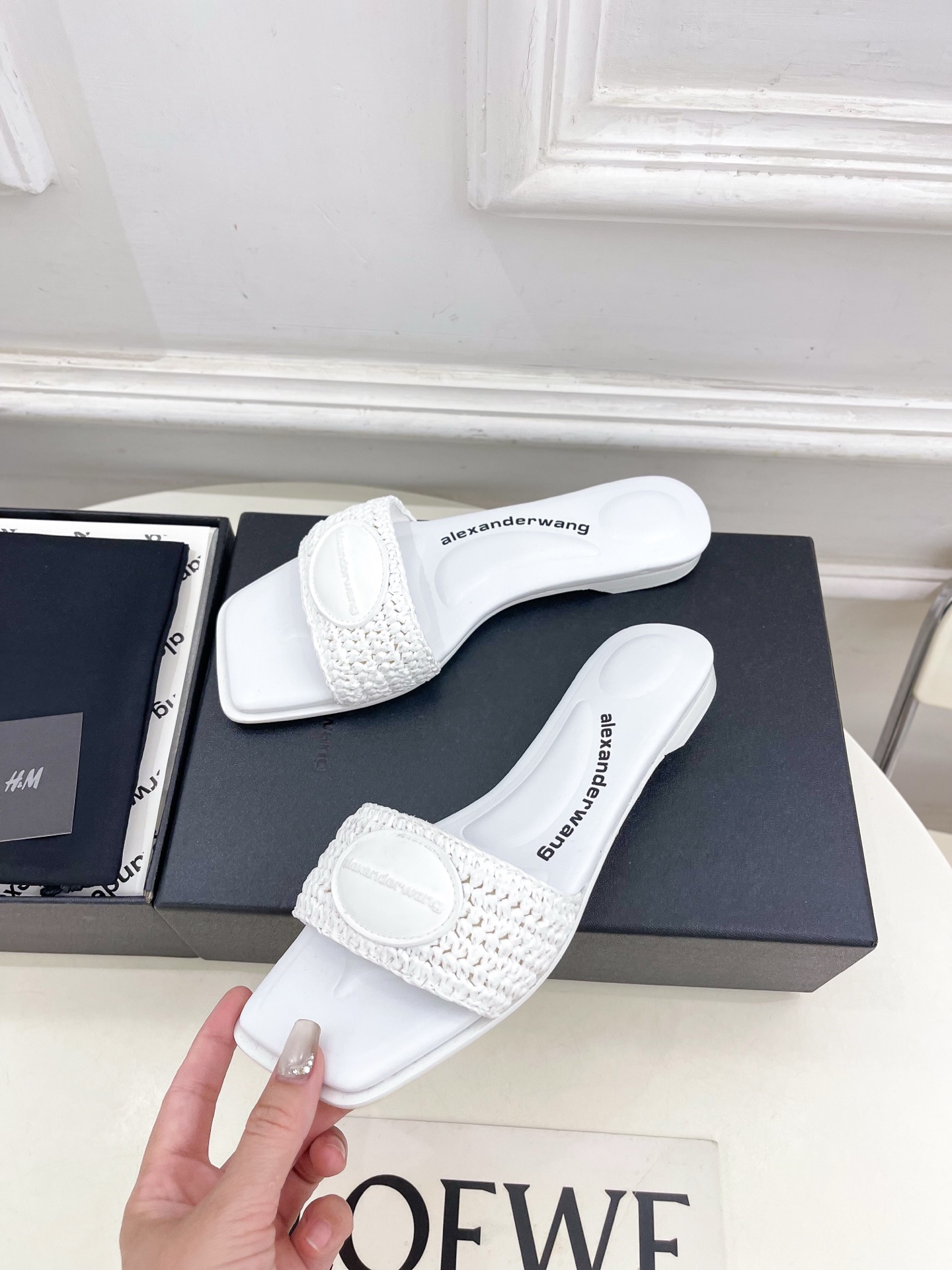 Alexander wang 亚力山•大王

2025春夏新品  大王方头编织懒人拖鞋
————————