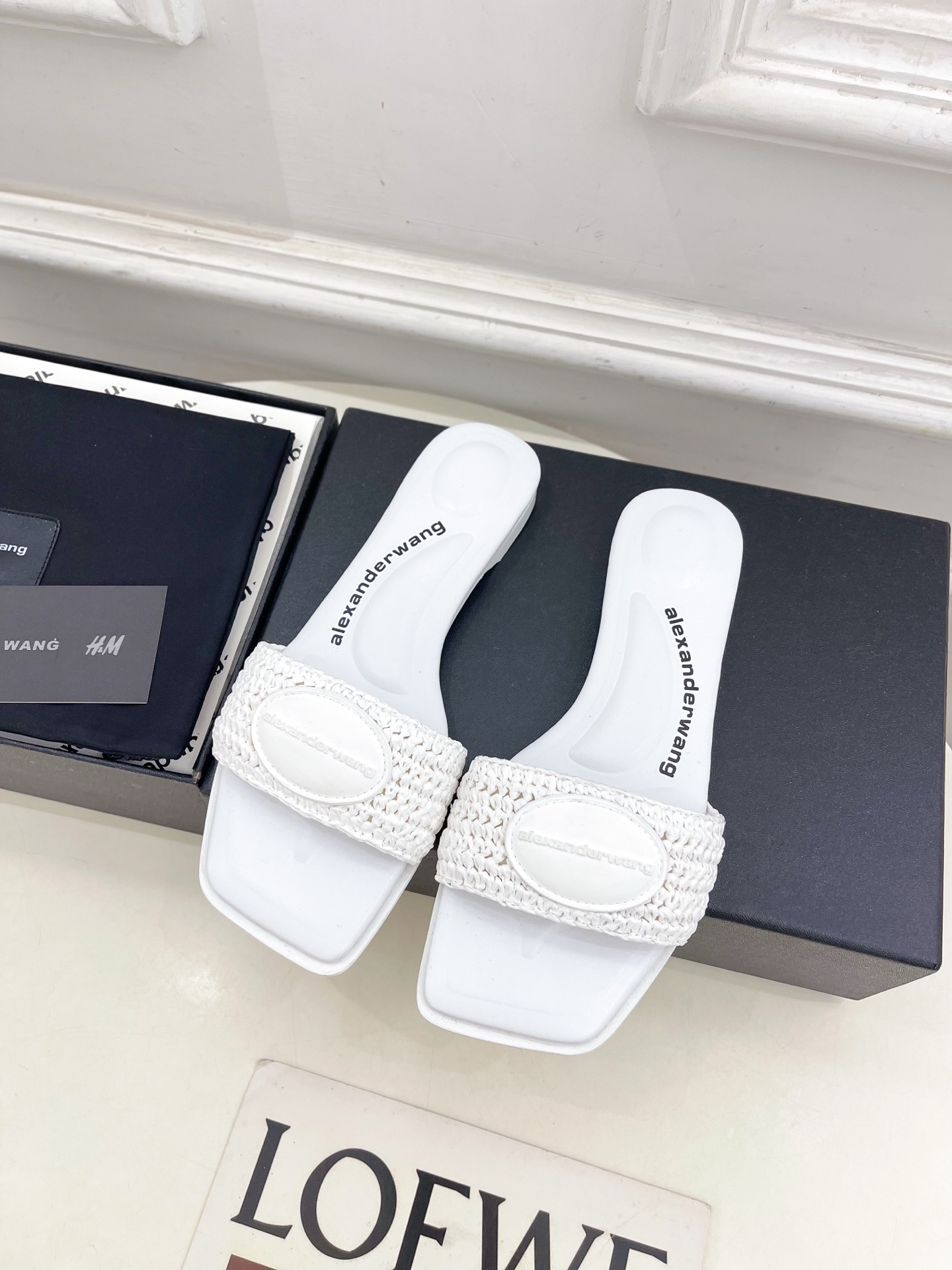 Alexander wang 亚力山•大王

2025春夏新品  大王方头编织懒人拖鞋
————————