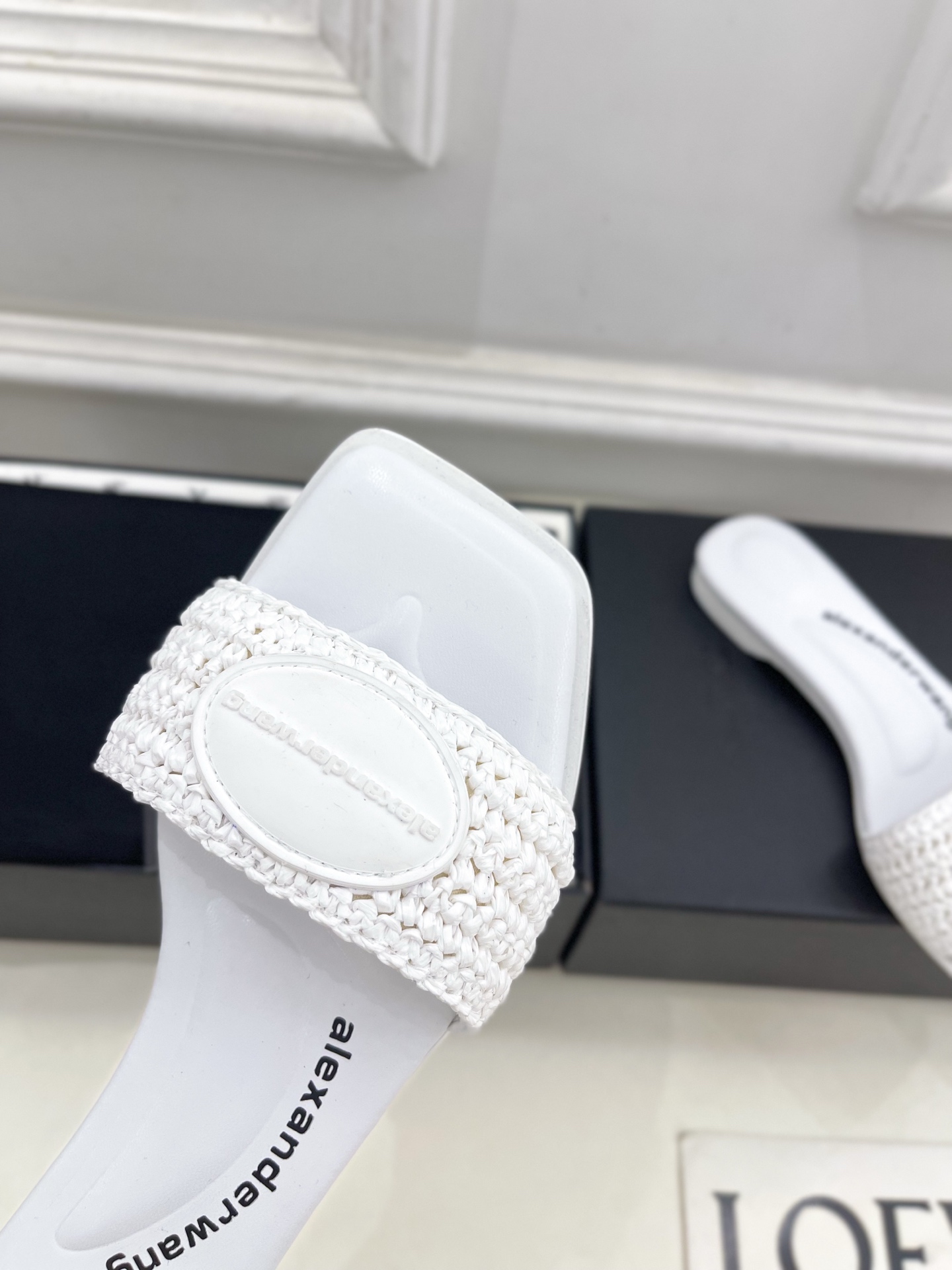 Alexander wang 亚力山•大王

2025春夏新品  大王方头编织懒人拖鞋
————————