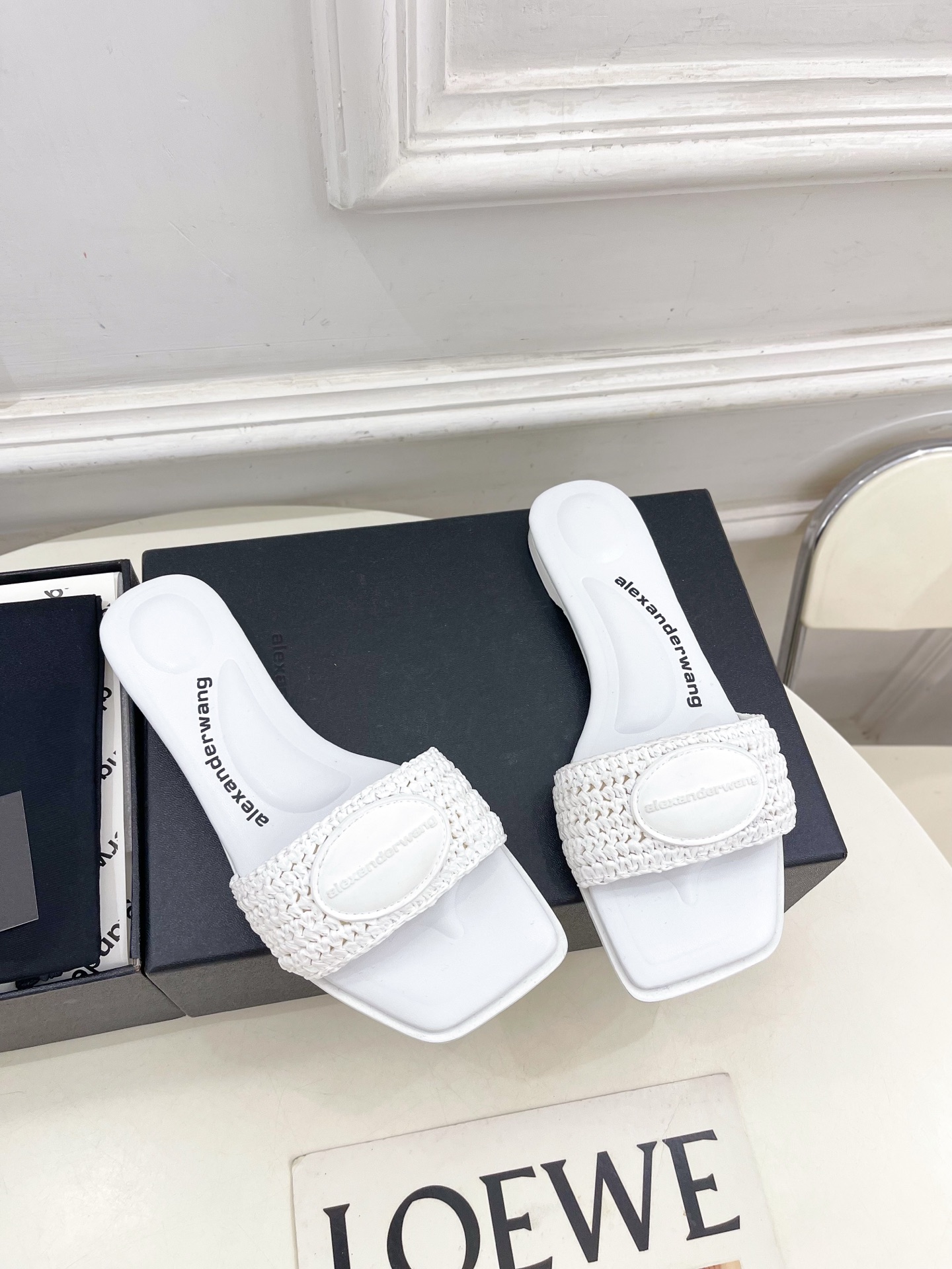 Alexander wang 亚力山•大王

2025春夏新品  大王方头编织懒人拖鞋
————————