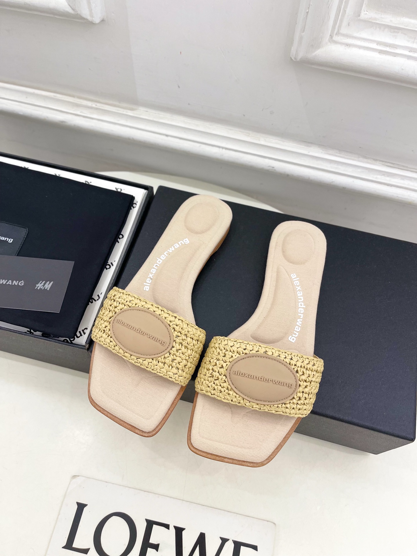 Alexander wang 亚力山•大王

2025春夏新品  大王方头编织懒人拖鞋
————————