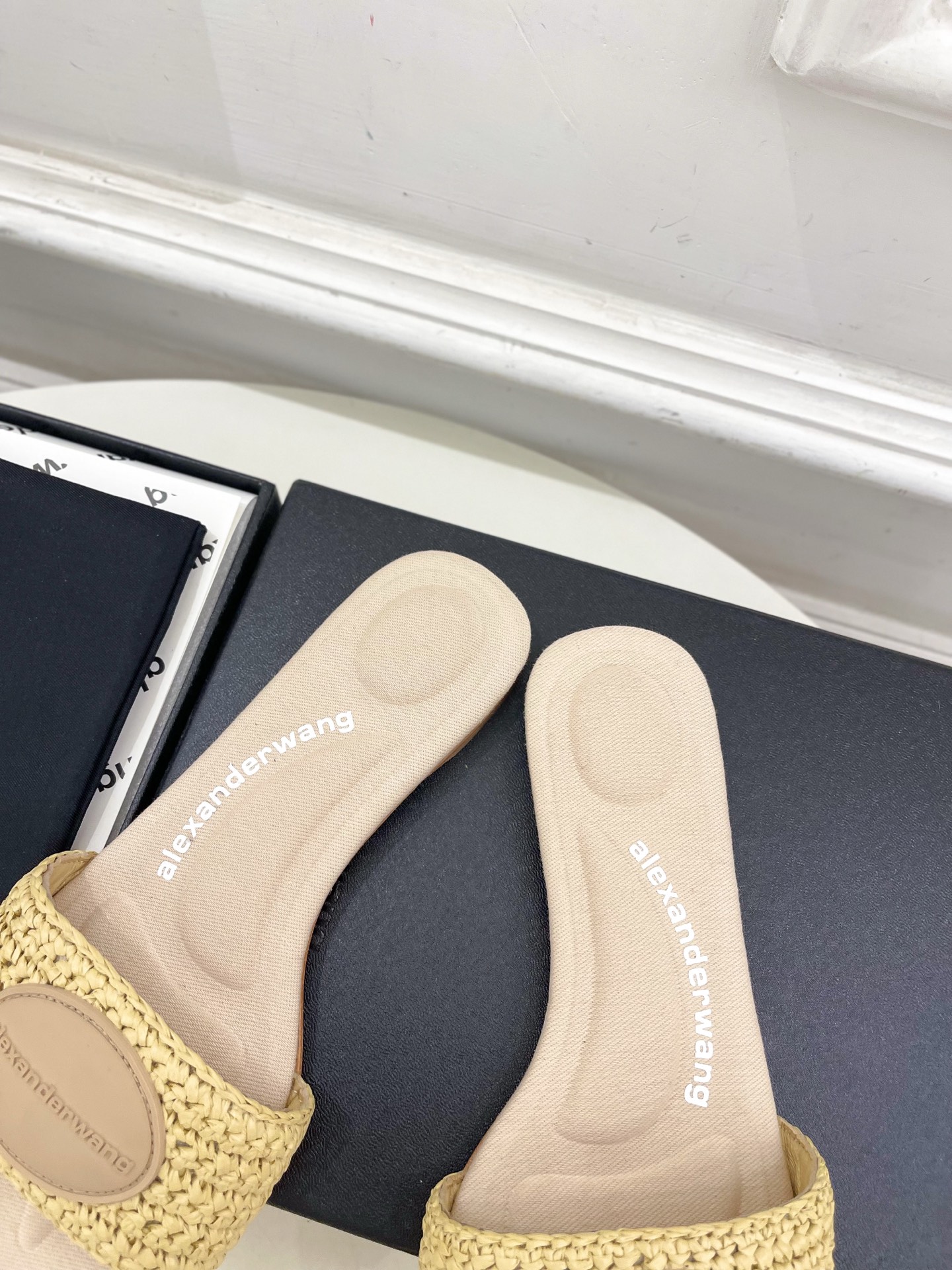 Alexander wang 亚力山•大王

2025春夏新品  大王方头编织懒人拖鞋
————————