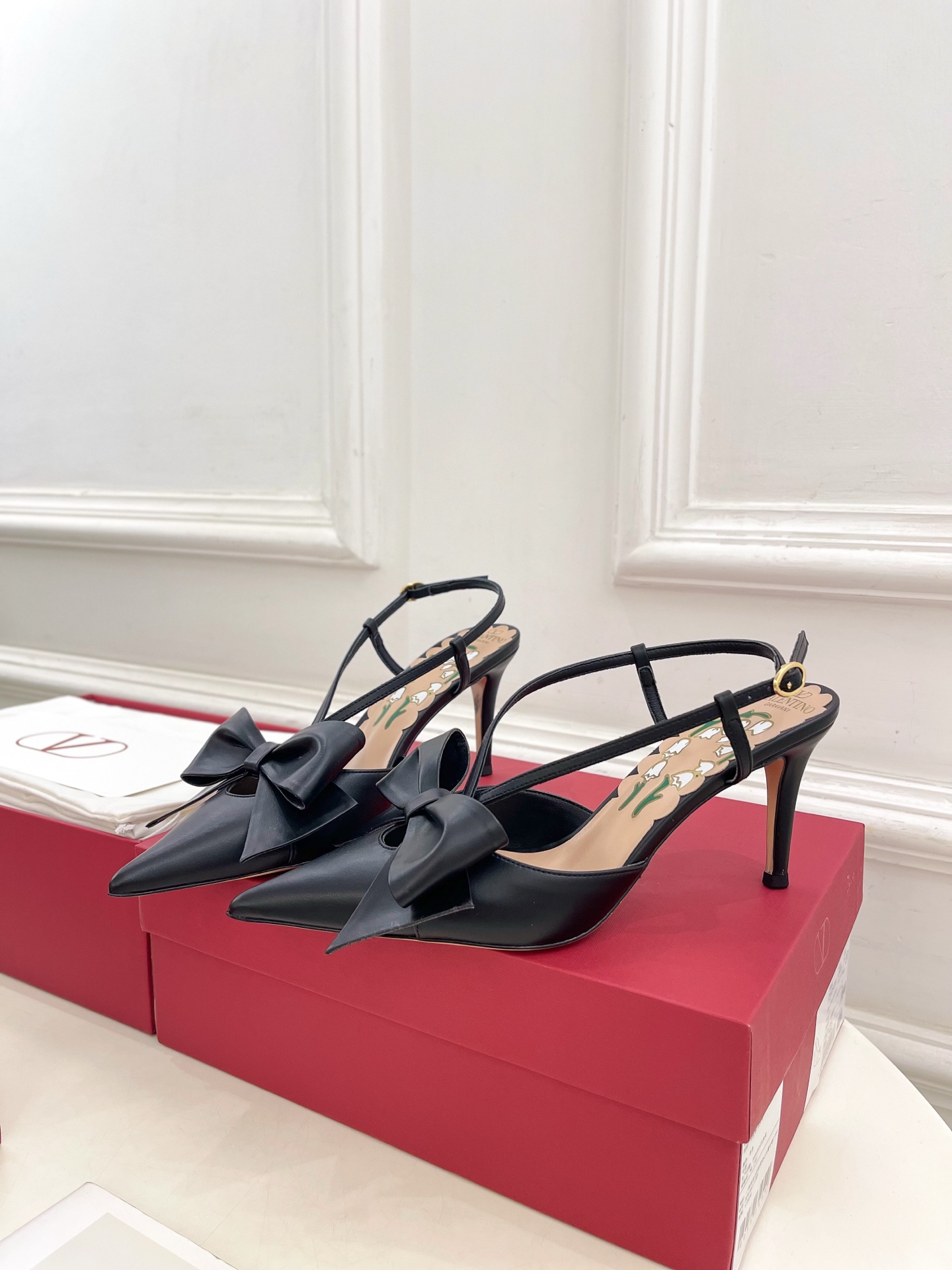 Valentino 华伦天奴 2025ss早春新品 BOWOW蝴蝶结后系带尖头高跟鞋上新☑️
—————
