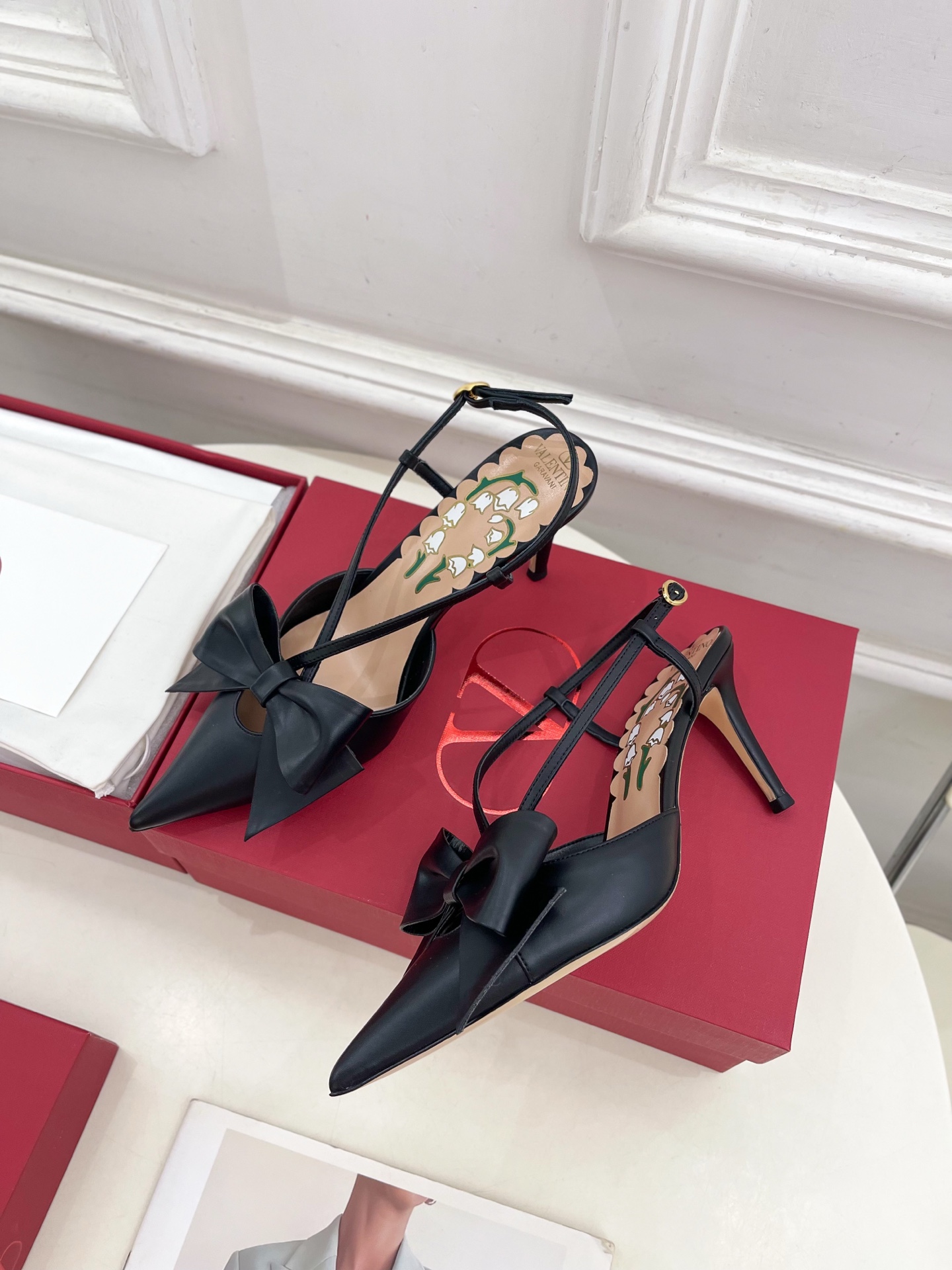 Valentino 华伦天奴 2025ss早春新品 BOWOW蝴蝶结后系带尖头高跟鞋上新☑️
—————