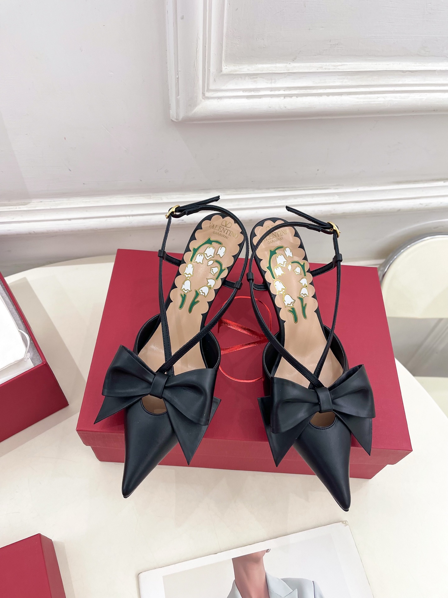 Valentino 华伦天奴 2025ss早春新品 BOWOW蝴蝶结后系带尖头高跟鞋上新☑️
—————