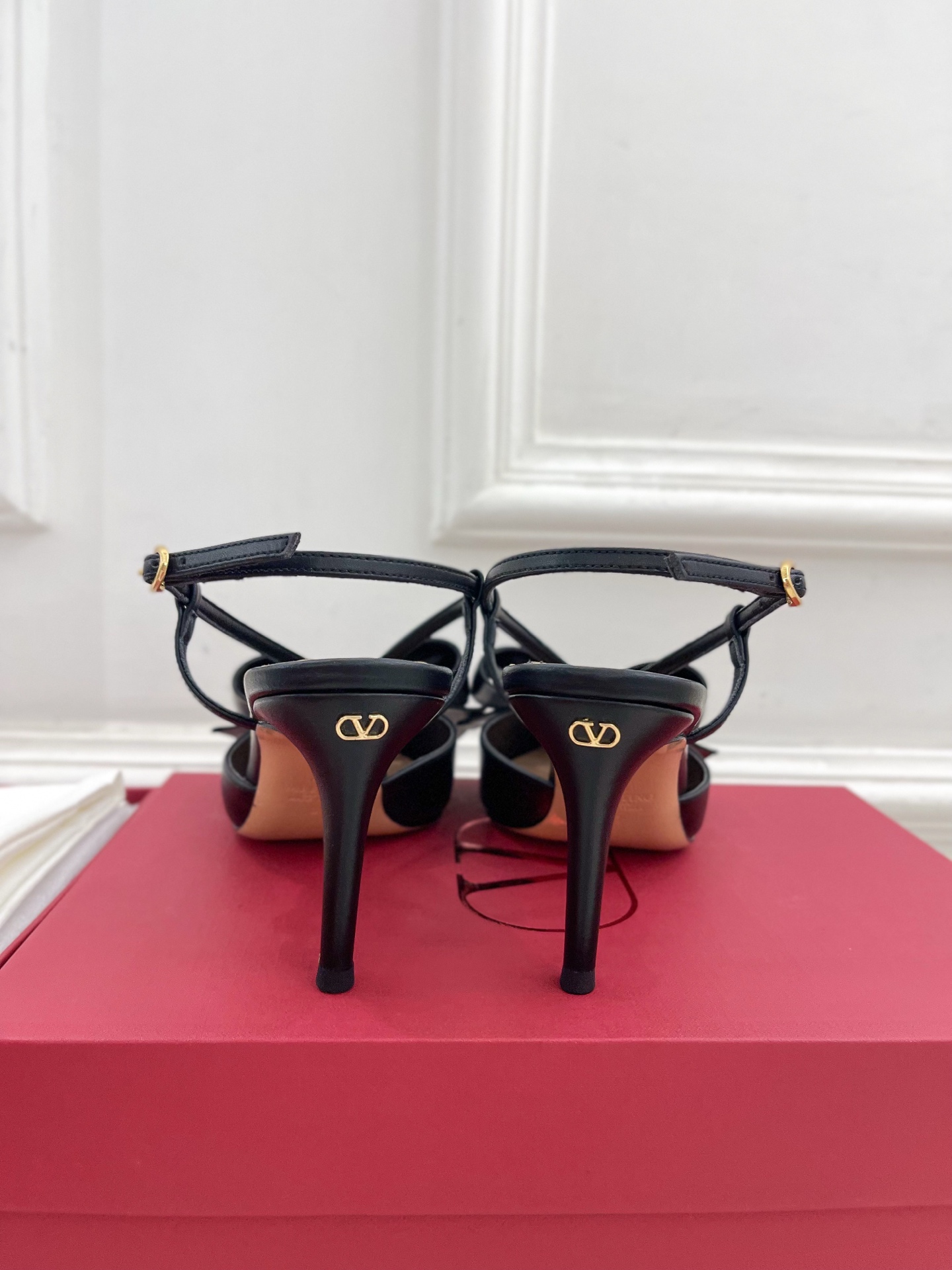 Valentino 华伦天奴 2025ss早春新品 BOWOW蝴蝶结后系带尖头高跟鞋上新☑️
—————