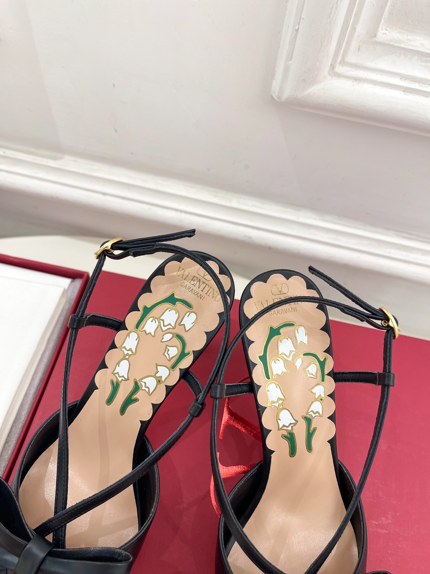 Valentino 华伦天奴 2025ss早春新品 BOWOW蝴蝶结后系带尖头高跟鞋上新☑️
—————