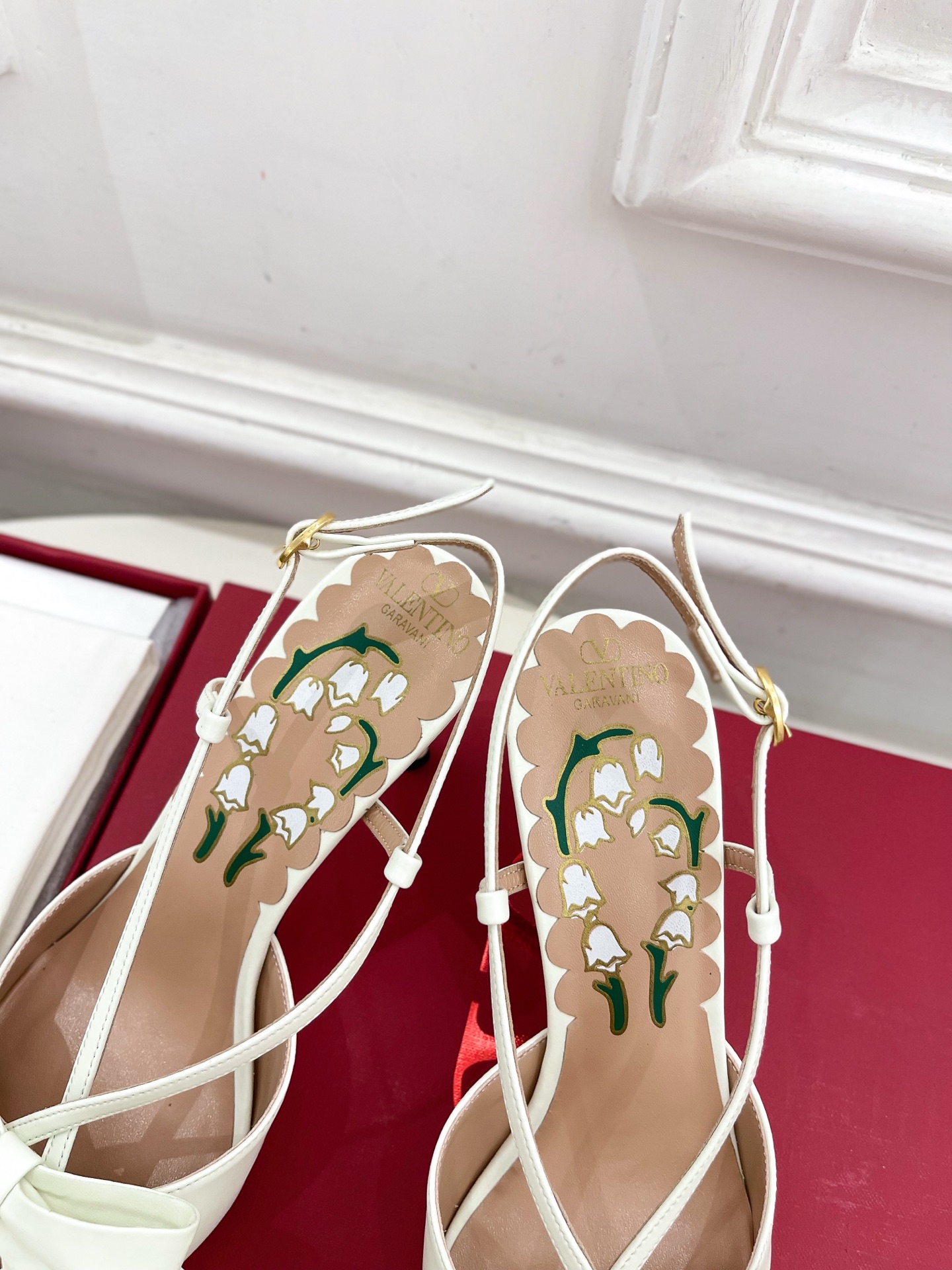 Valentino 华伦天奴 2025ss早春新品 BOWOW蝴蝶结后系带尖头高跟鞋上新☑️
—————