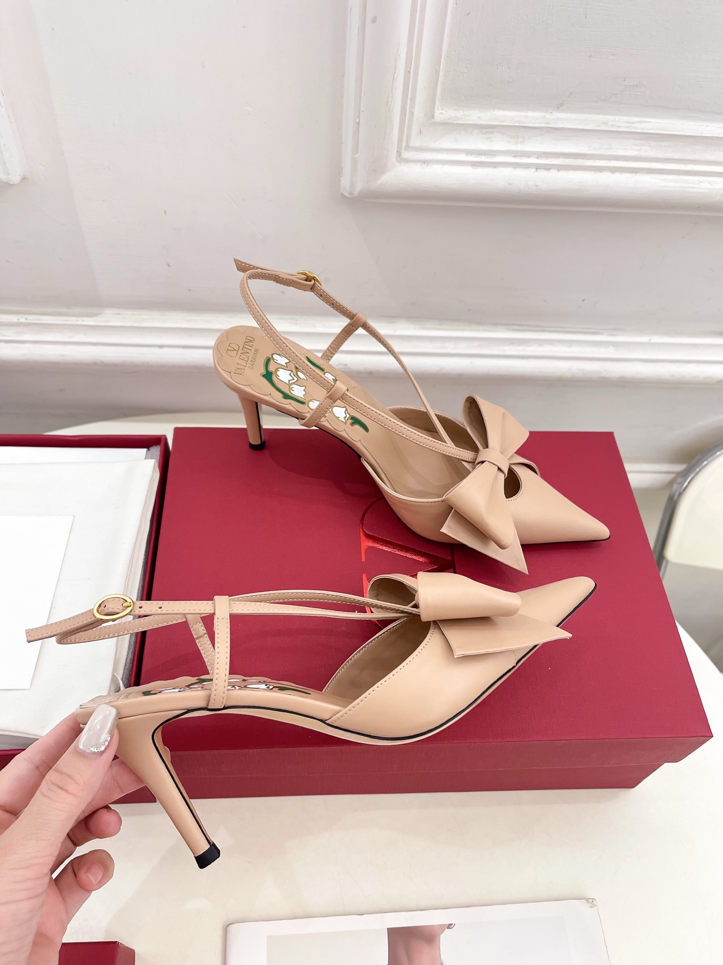 Valentino 华伦天奴 2025ss早春新品 BOWOW蝴蝶结后系带尖头高跟鞋上新☑️
—————