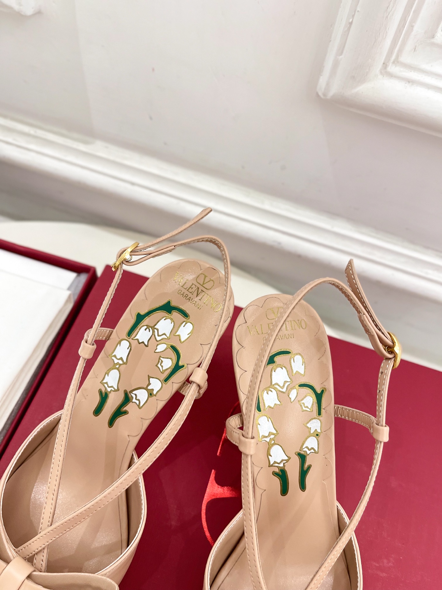 Valentino 华伦天奴 2025ss早春新品 BOWOW蝴蝶结后系带尖头高跟鞋上新☑️
—————