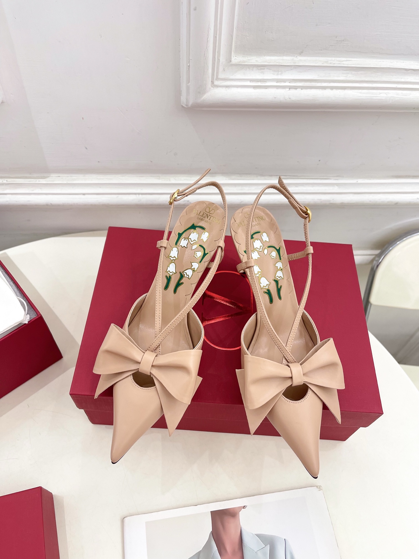 Valentino 华伦天奴 2025ss早春新品 BOWOW蝴蝶结后系带尖头高跟鞋上新☑️
—————
