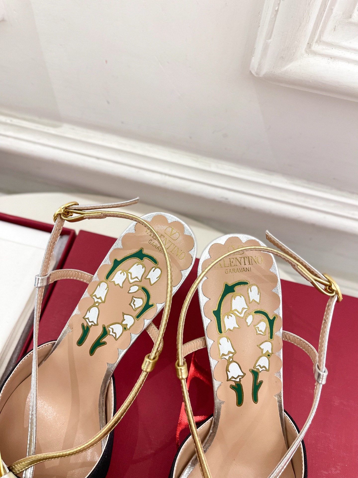 Valentino 华伦天奴 2025ss早春新品 BOWOW蝴蝶结后系带尖头高跟鞋上新☑️
—————