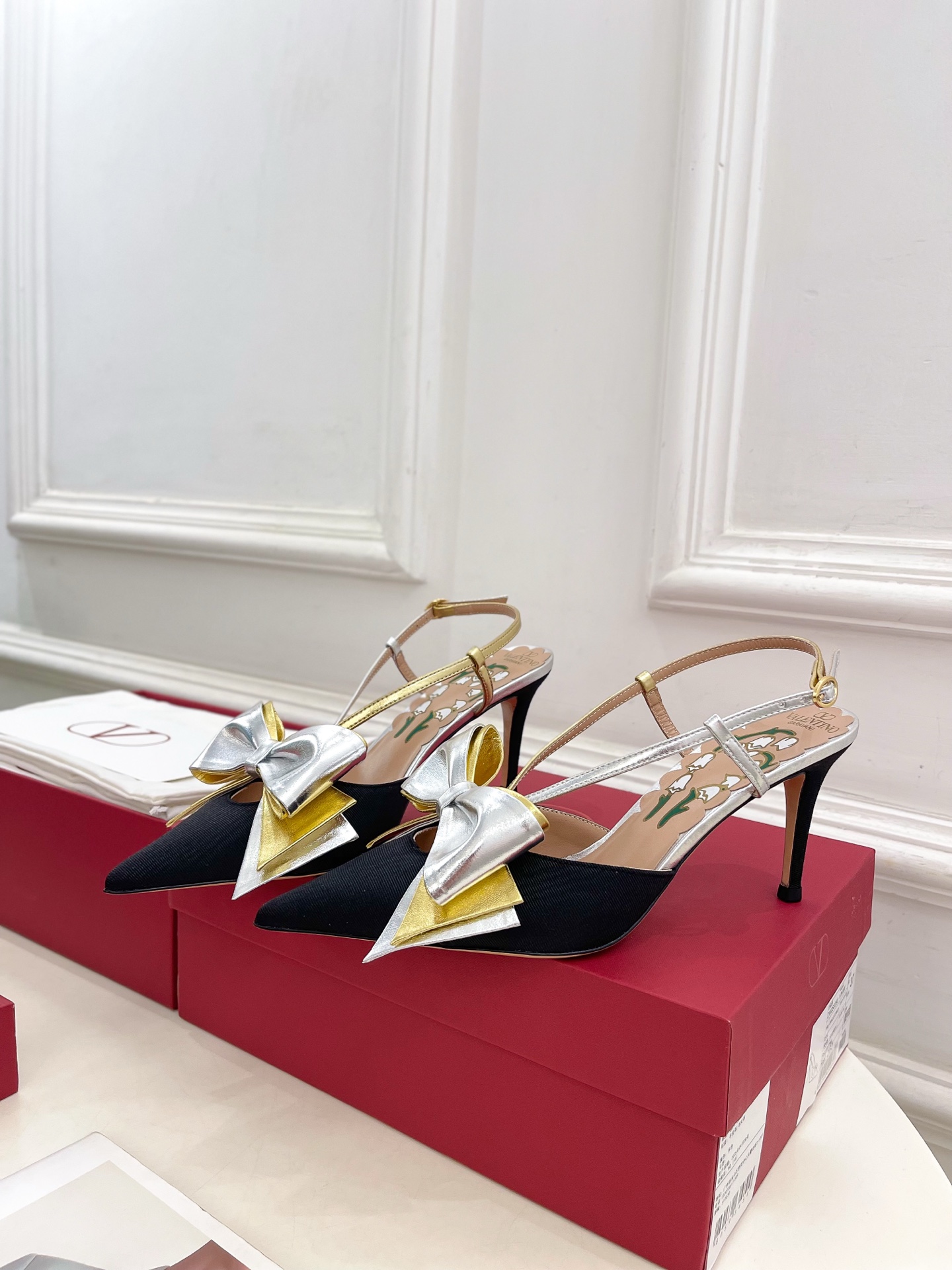 Valentino 华伦天奴 2025ss早春新品 BOWOW蝴蝶结后系带尖头高跟鞋上新☑️
—————