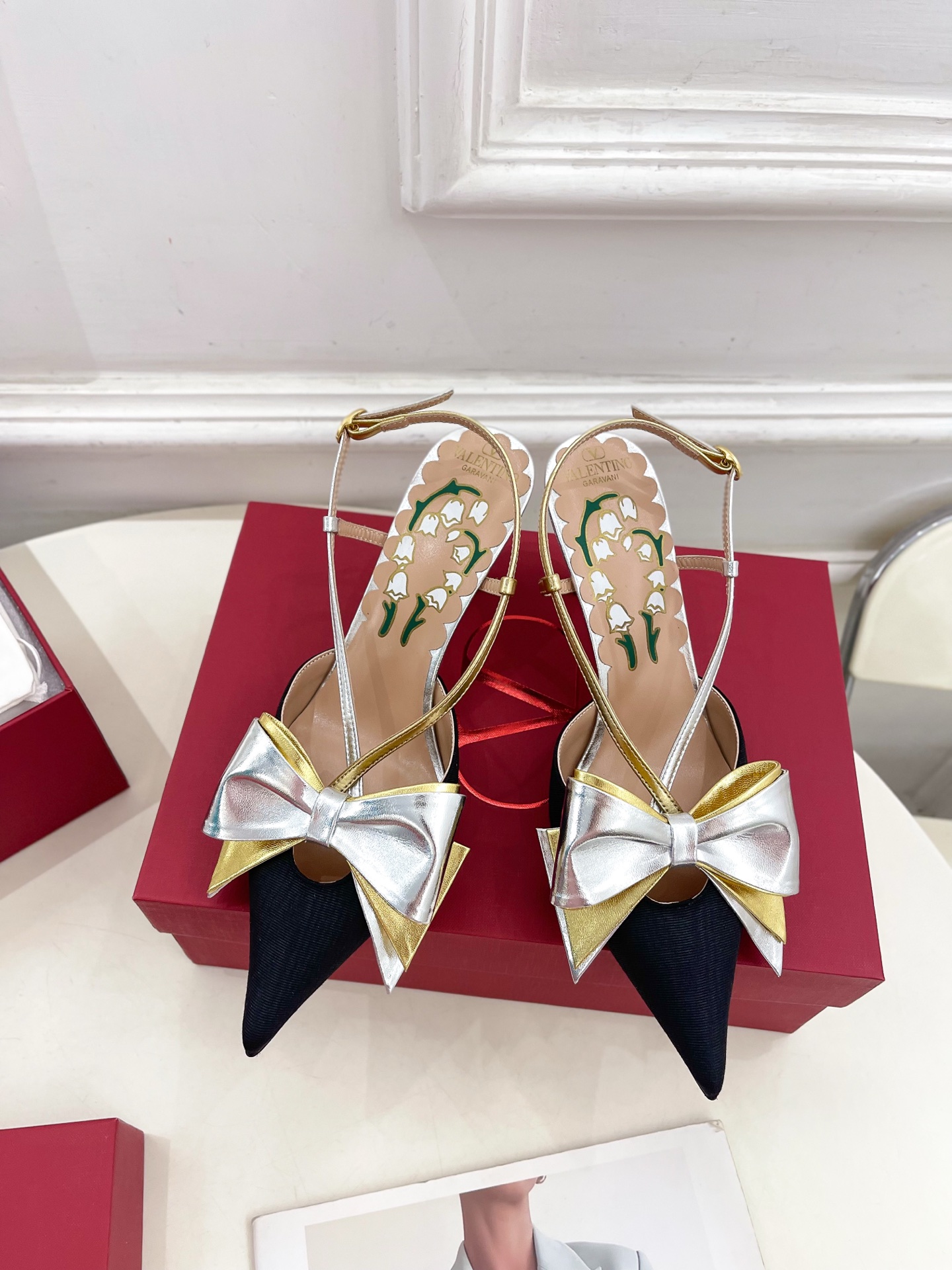 Valentino 华伦天奴 2025ss早春新品 BOWOW蝴蝶结后系带尖头高跟鞋上新☑️
—————