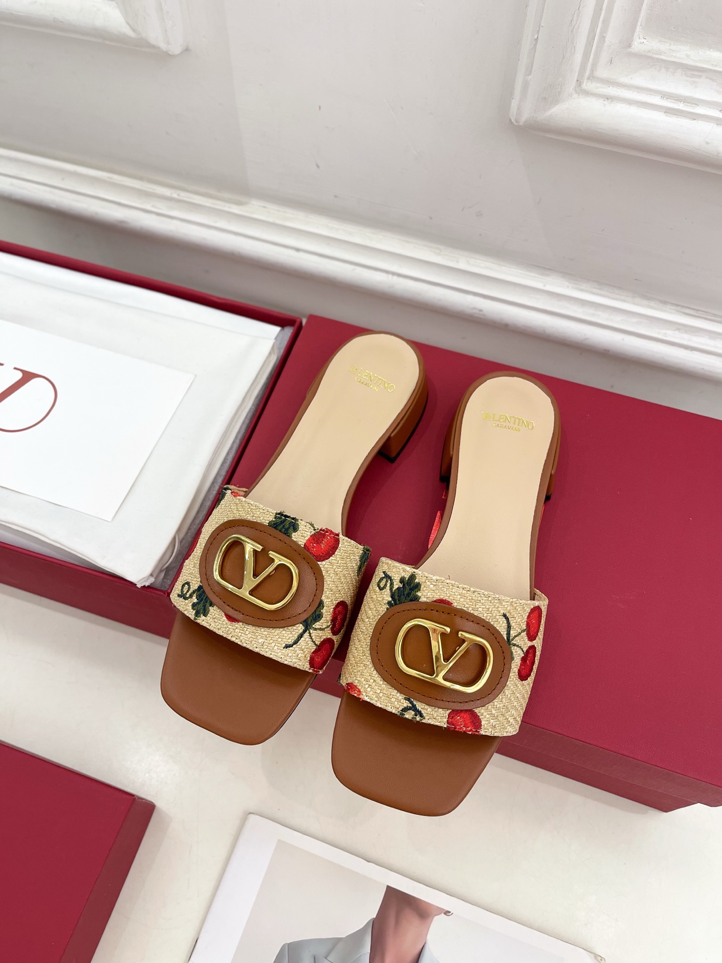Valentino 华伦天奴 25ss
2025春夏新品 VLOGO SIGNATURE 樱桃图案提花拖