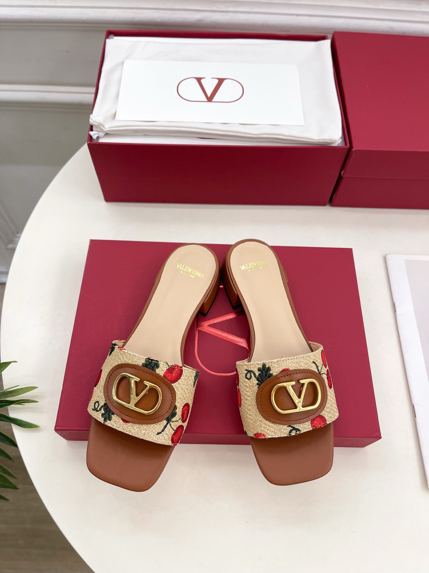 Valentino 华伦天奴 25ss
2025春夏新品 VLOGO SIGNATURE 樱桃图案提花拖