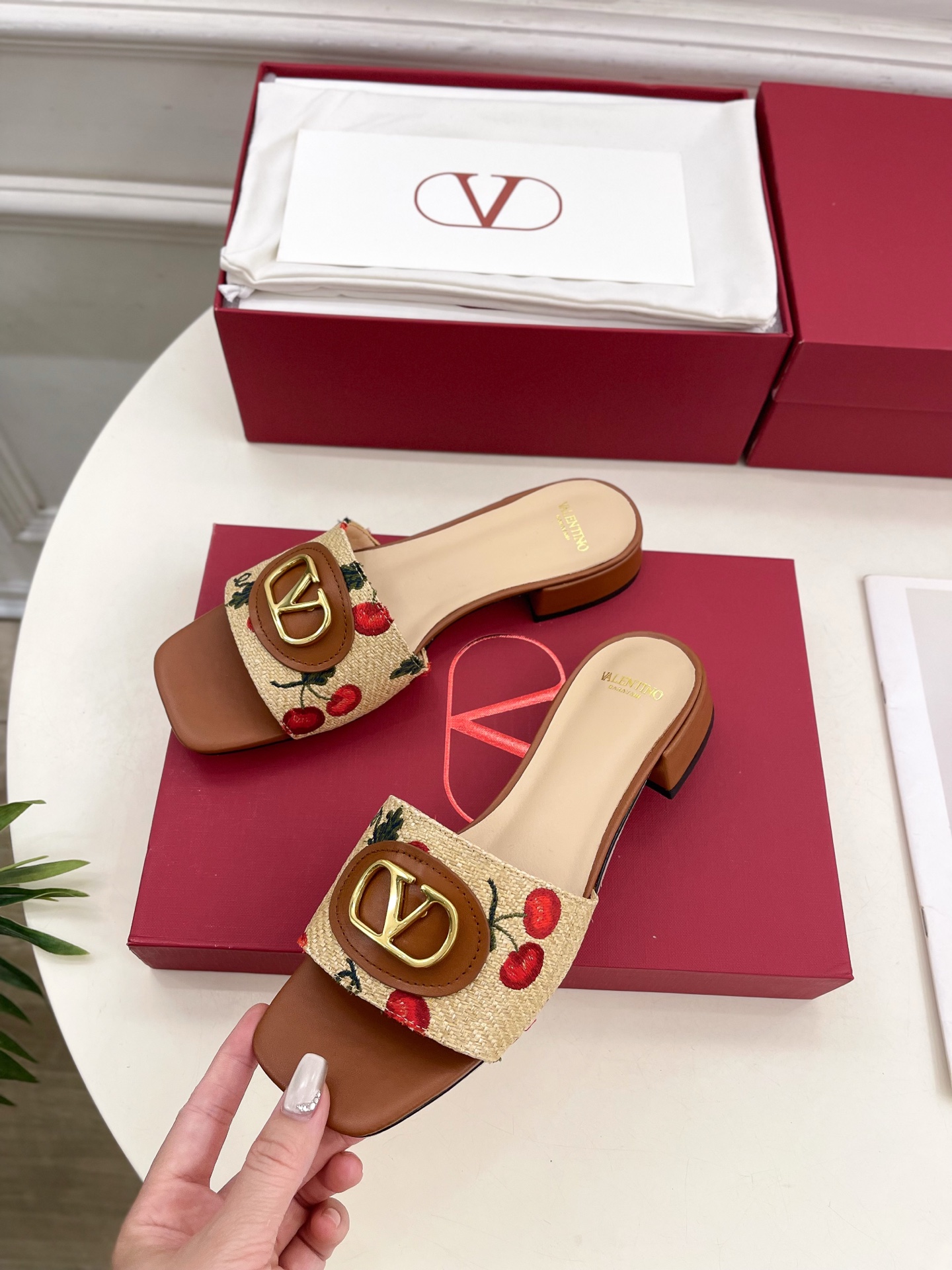 Valentino 华伦天奴 25ss
2025春夏新品 VLOGO SIGNATURE 樱桃图案提花拖