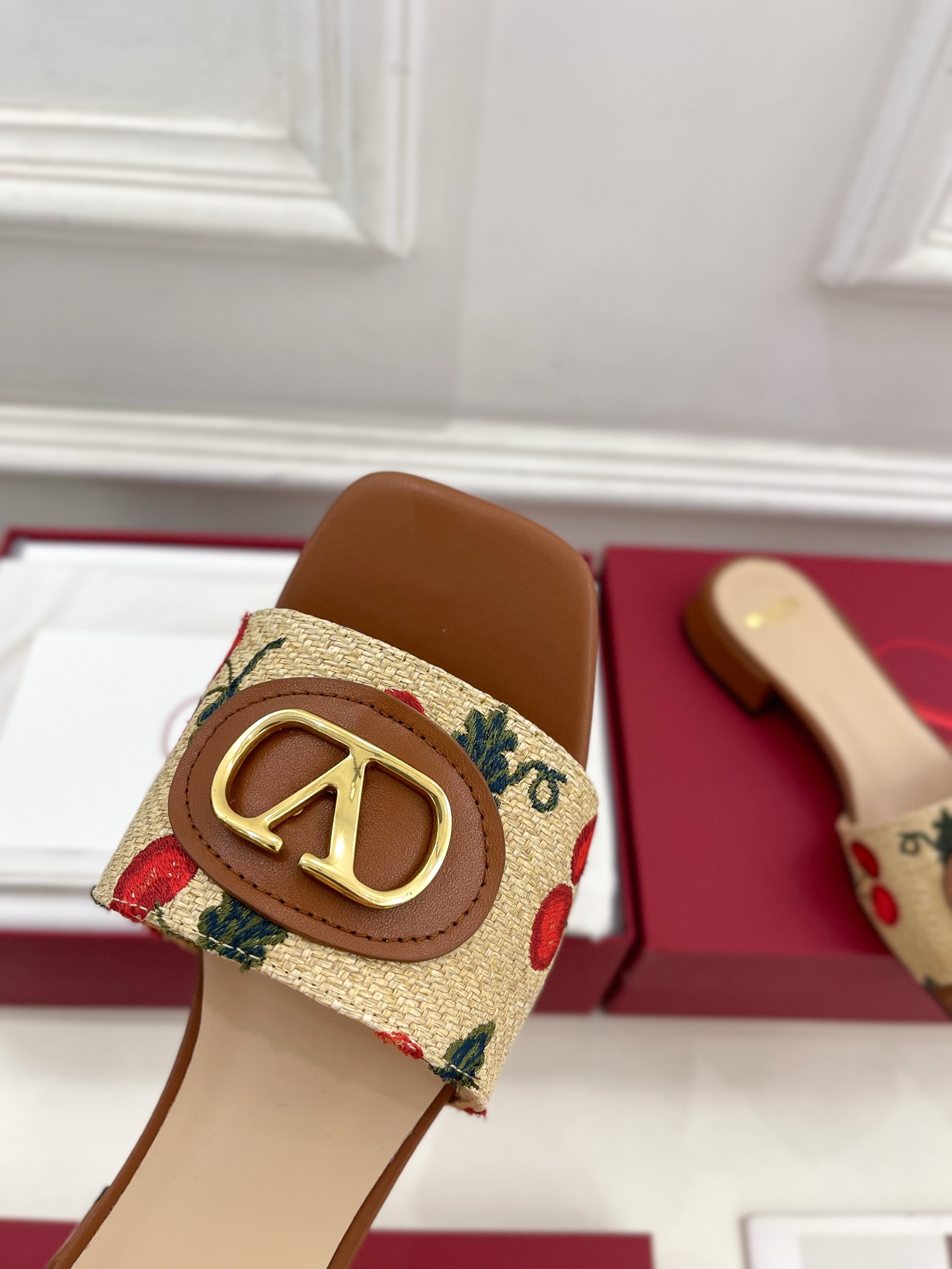 Valentino 华伦天奴 25ss
2025春夏新品 VLOGO SIGNATURE 樱桃图案提花拖