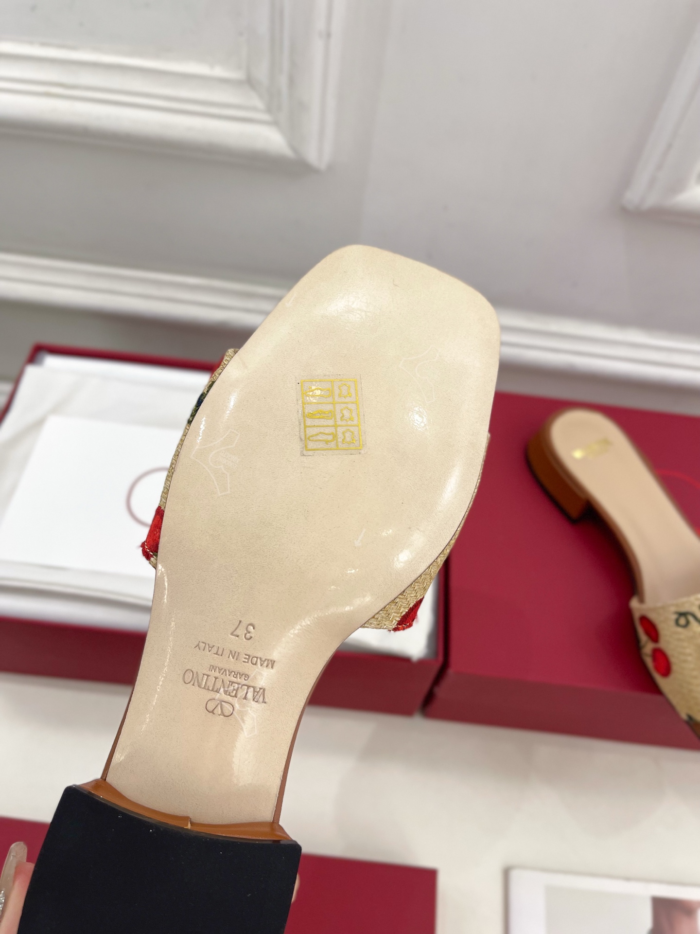Valentino 华伦天奴 25ss
2025春夏新品 VLOGO SIGNATURE 樱桃图案提花拖