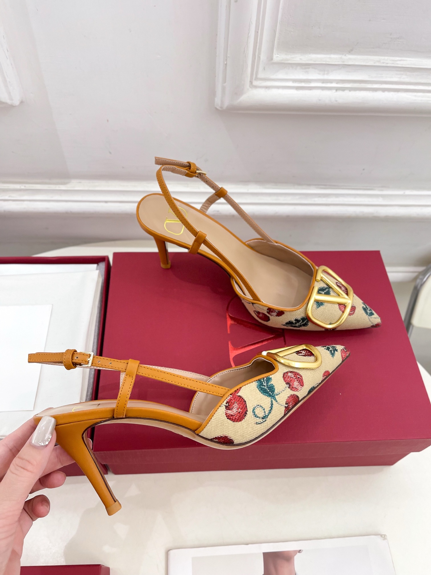 Valentino 华伦天奴 25SS
2025早春新品 VLOGO SIGNATURE 樱桃图案提花后