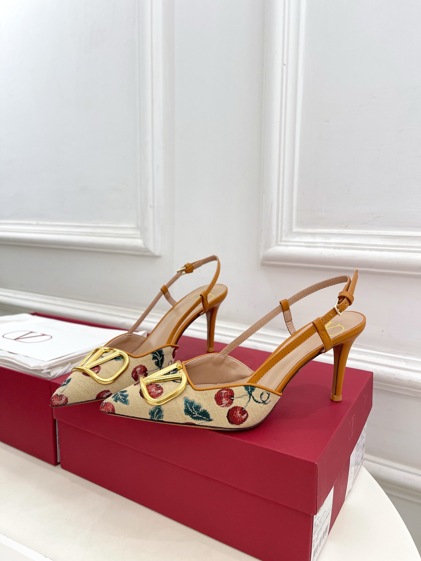 Valentino 华伦天奴 25SS
2025早春新品 VLOGO SIGNATURE 樱桃图案提花后