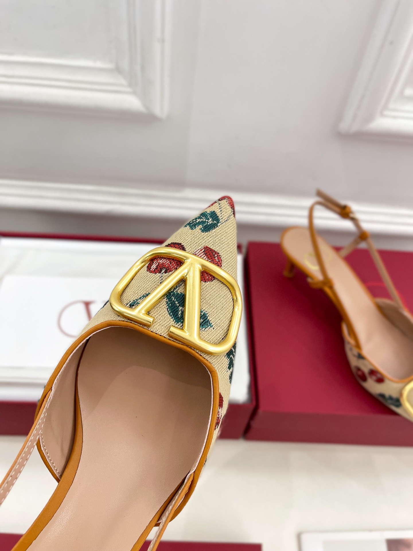 Valentino 华伦天奴 25SS
2025早春新品 VLOGO SIGNATURE 樱桃图案提花后
