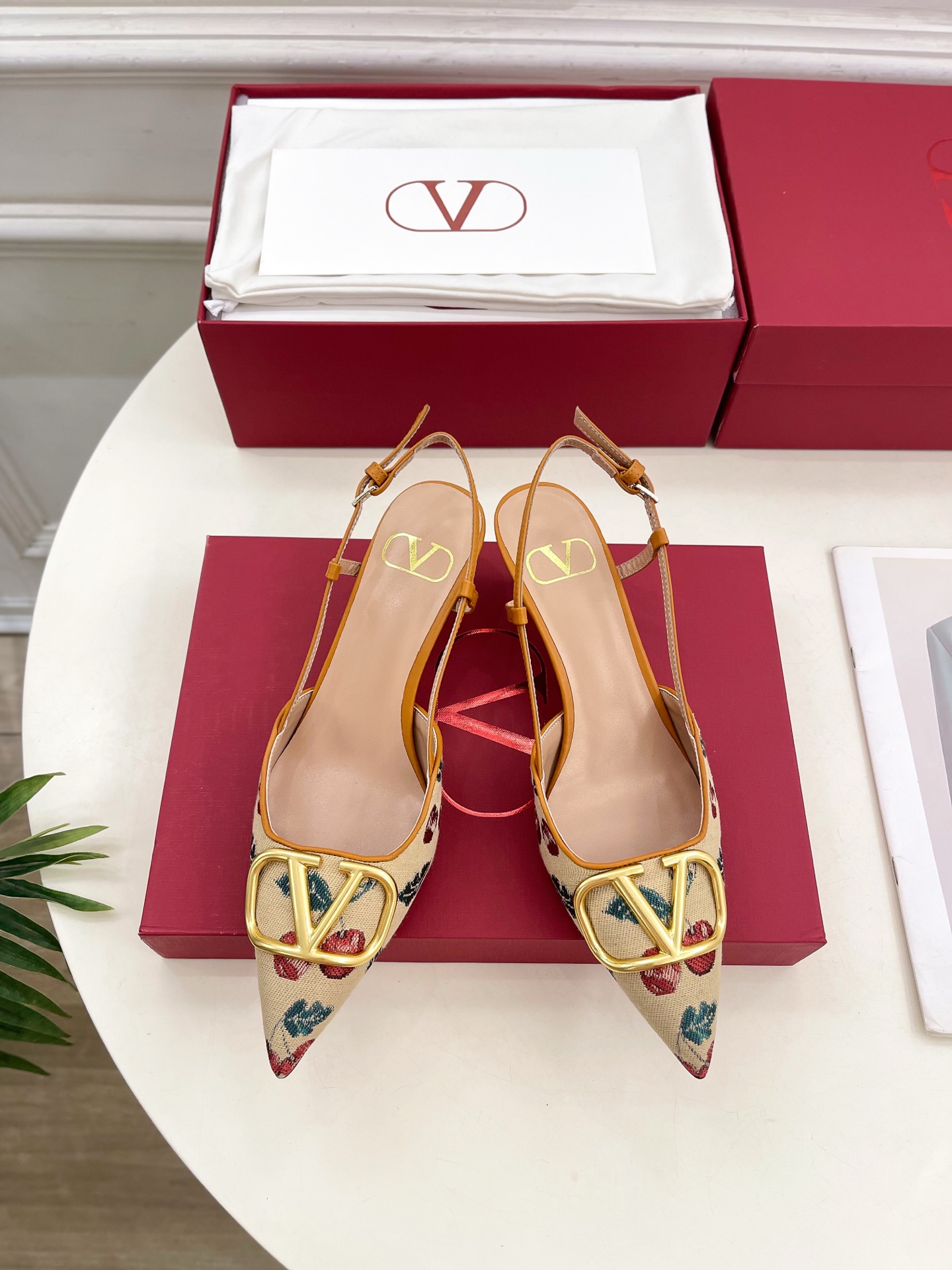 Valentino 华伦天奴 25SS
2025早春新品 VLOGO SIGNATURE 樱桃图案提花后
