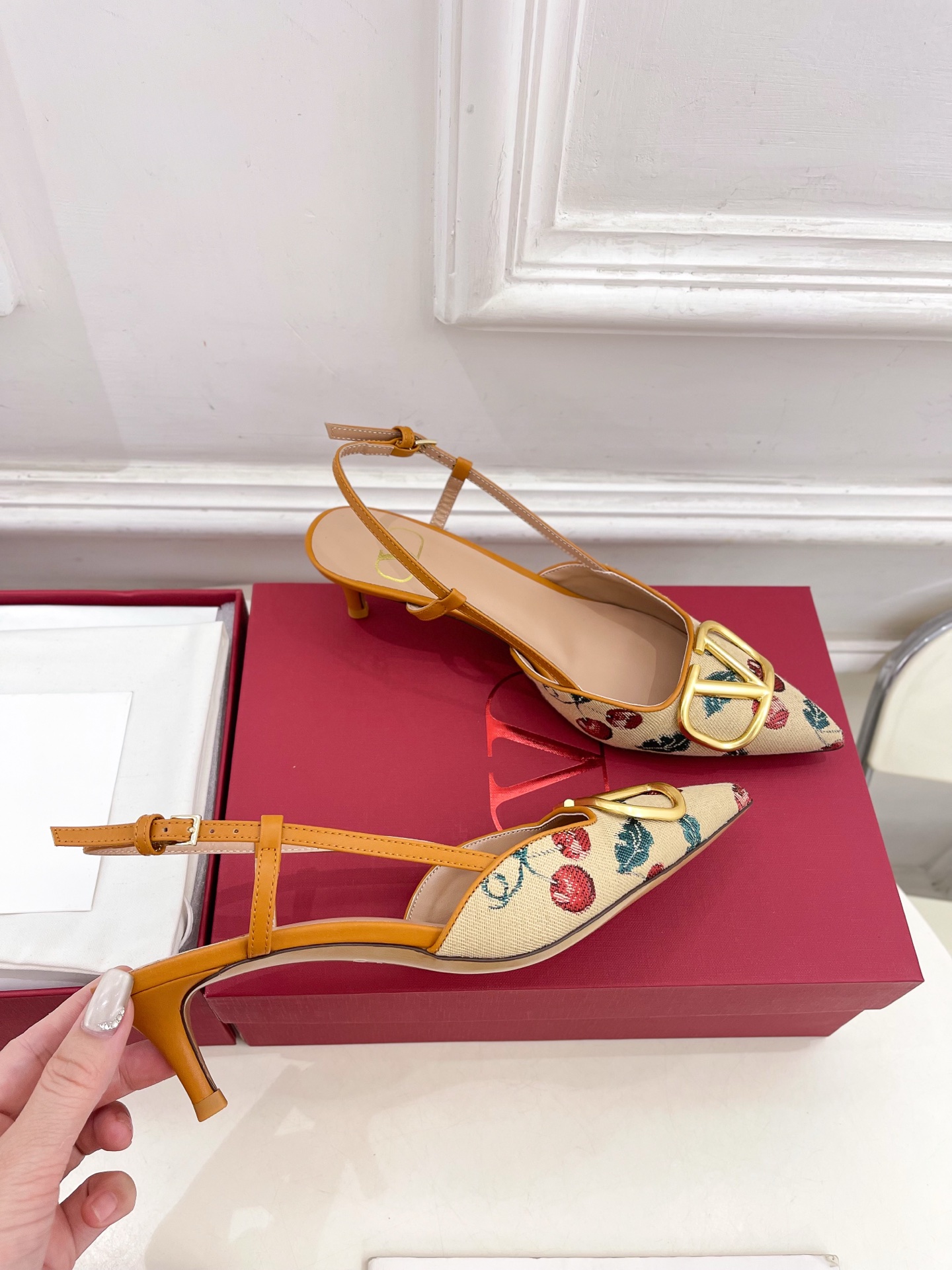 Valentino 华伦天奴 25SS
2025早春新品 VLOGO SIGNATURE 樱桃图案提花后